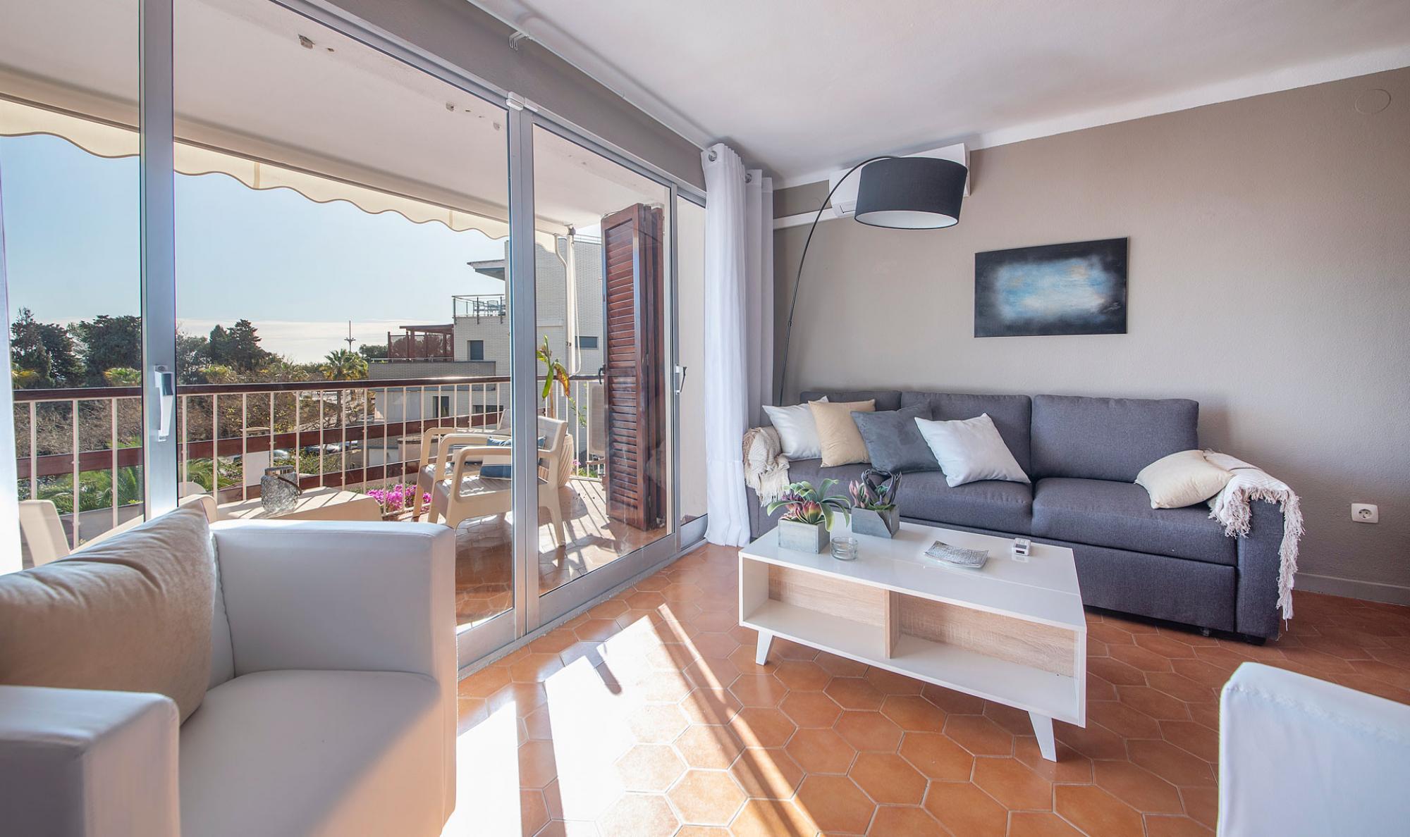 Property Image 1 - Cozy Bright Apartment with Terrace close to the Beach