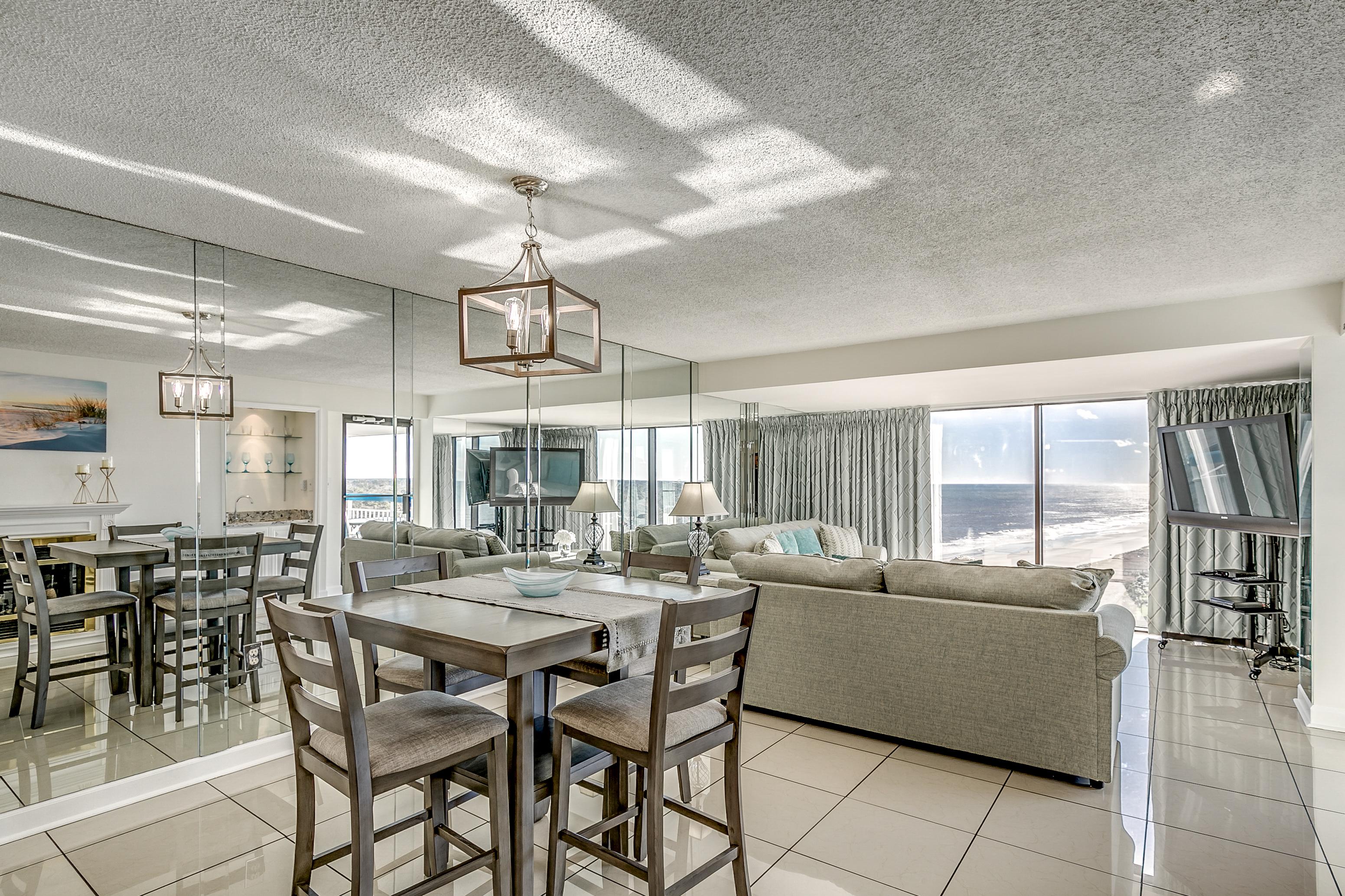 Property Image 2 - Upscale Condo with Expansive Coastline Views