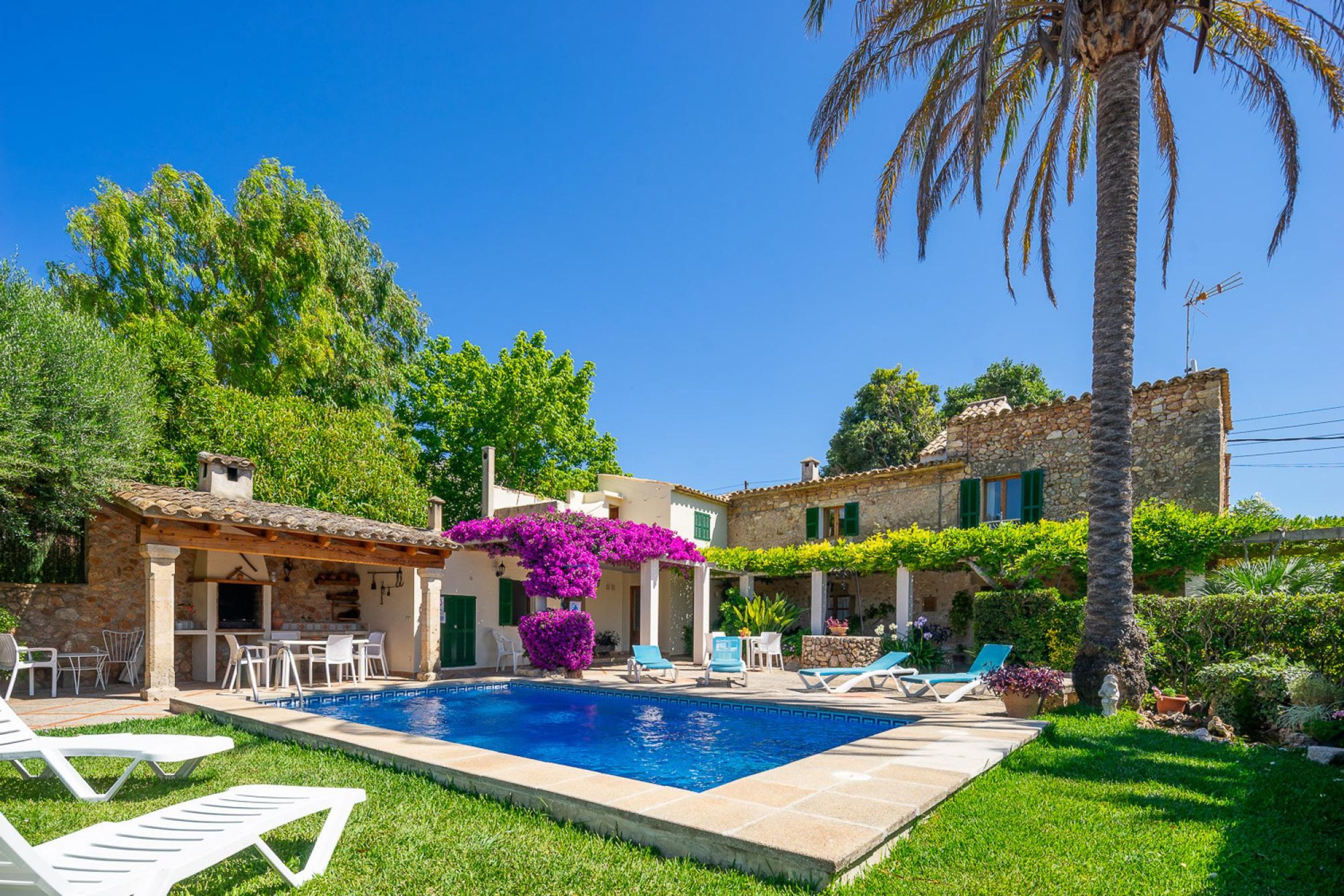 Property Image 1 - Delightful 3 Bedroom Villa with Beautiful Gardens 