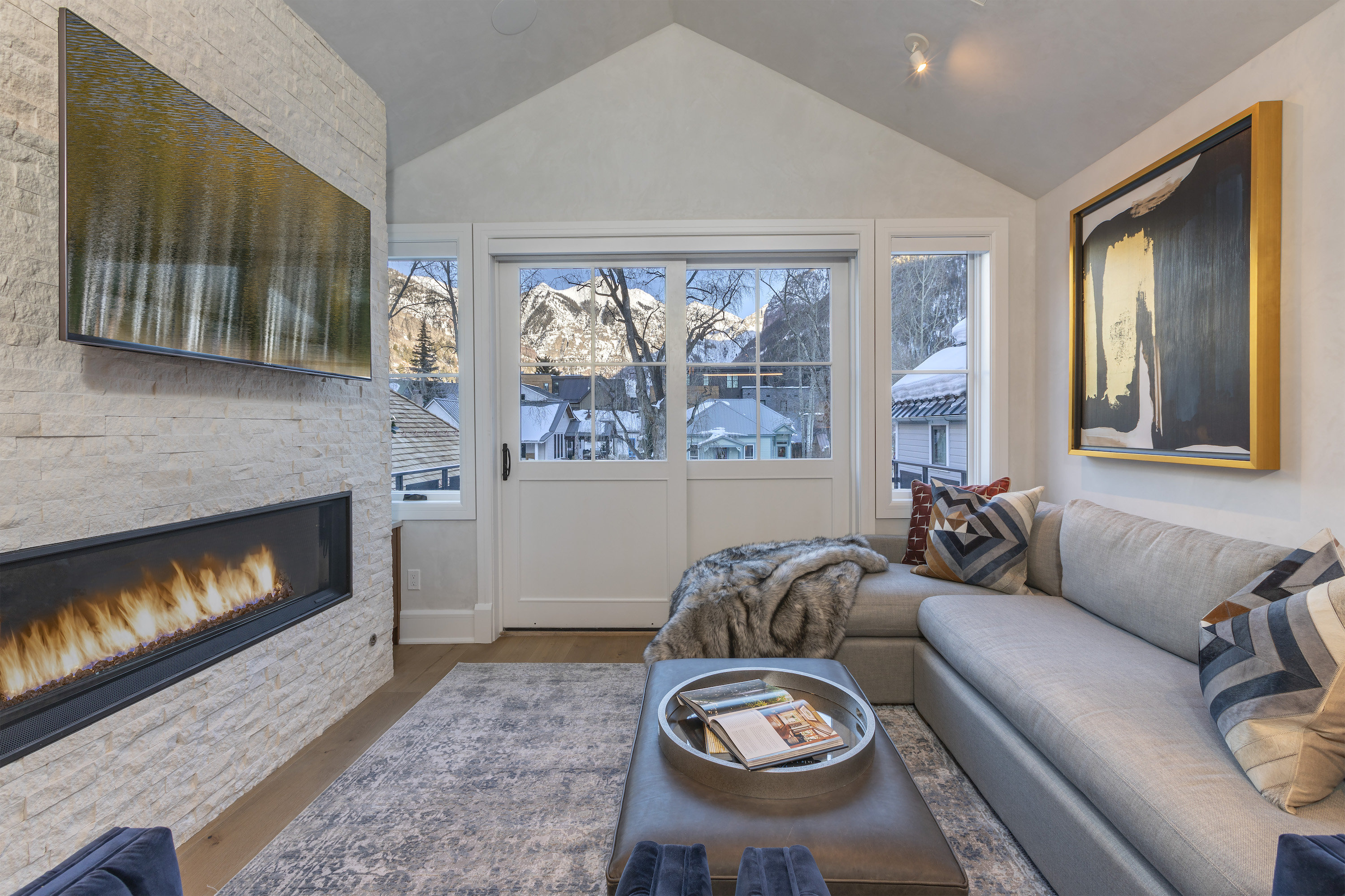 1.01-telluride-oak-at-the-gondola-living-room-fireplace-ajax
