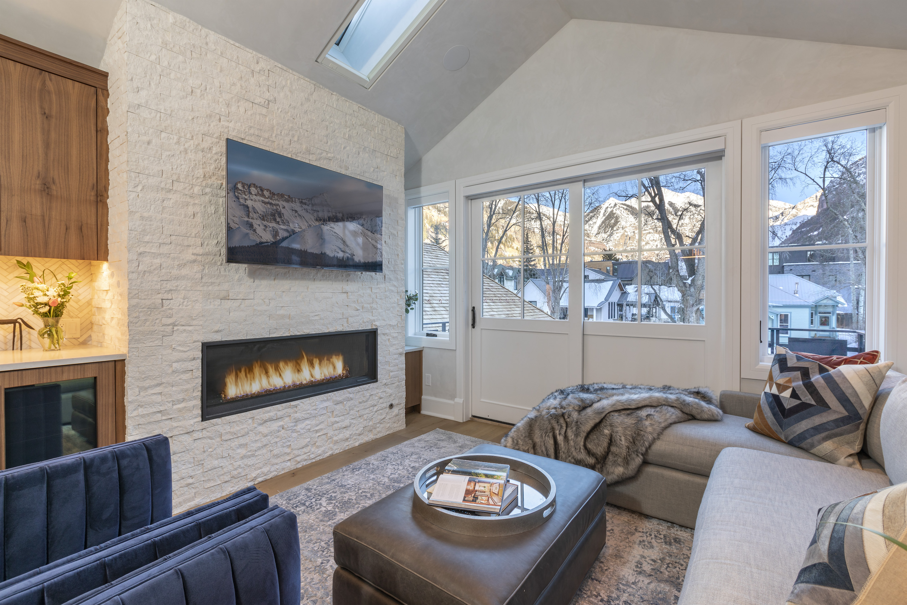 1.02-telluride-oak-at-the-gondola-living-room-fireplace