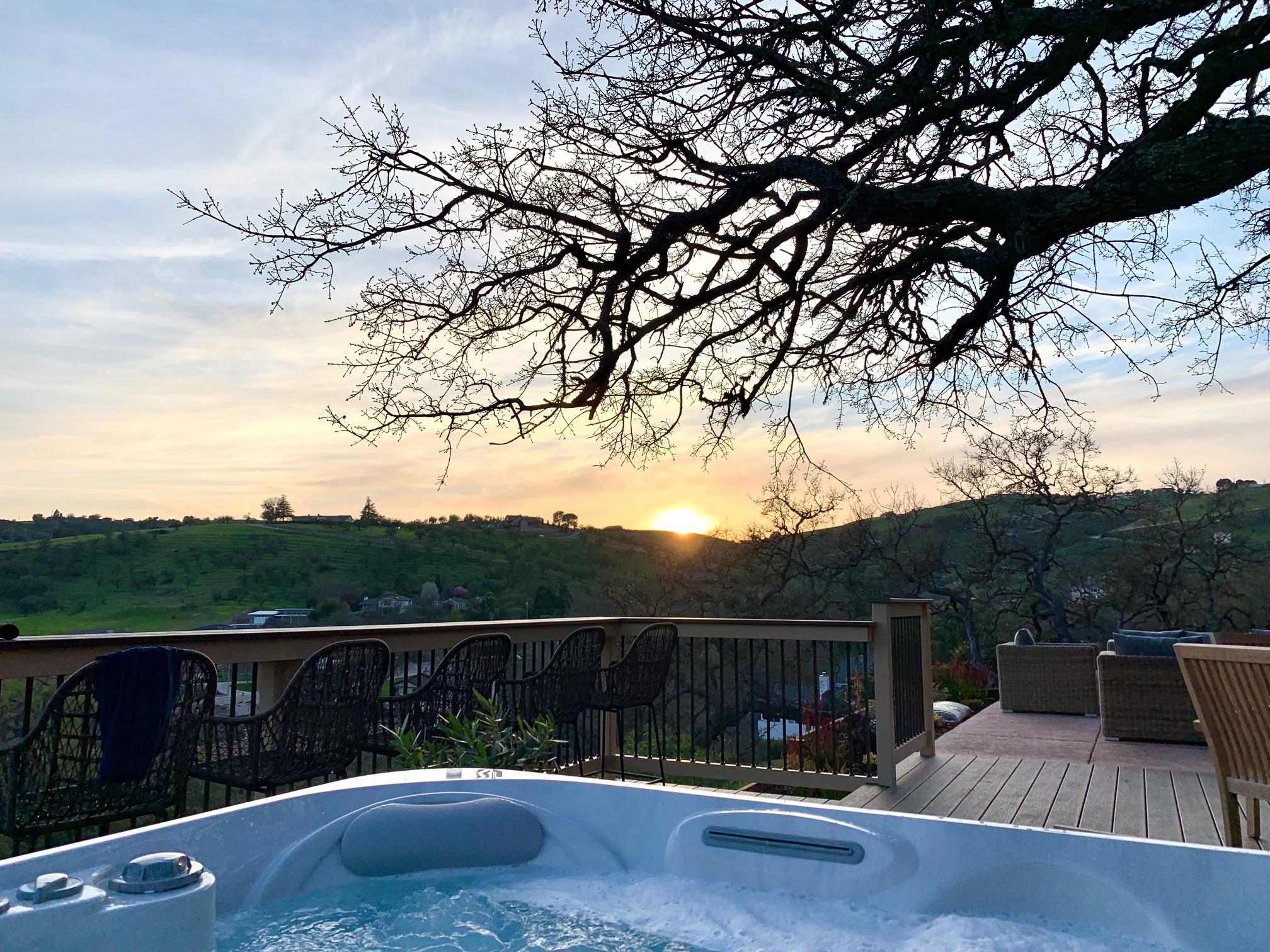 Come and enjoy the toasty hot tub while watching the gorgeous sunset