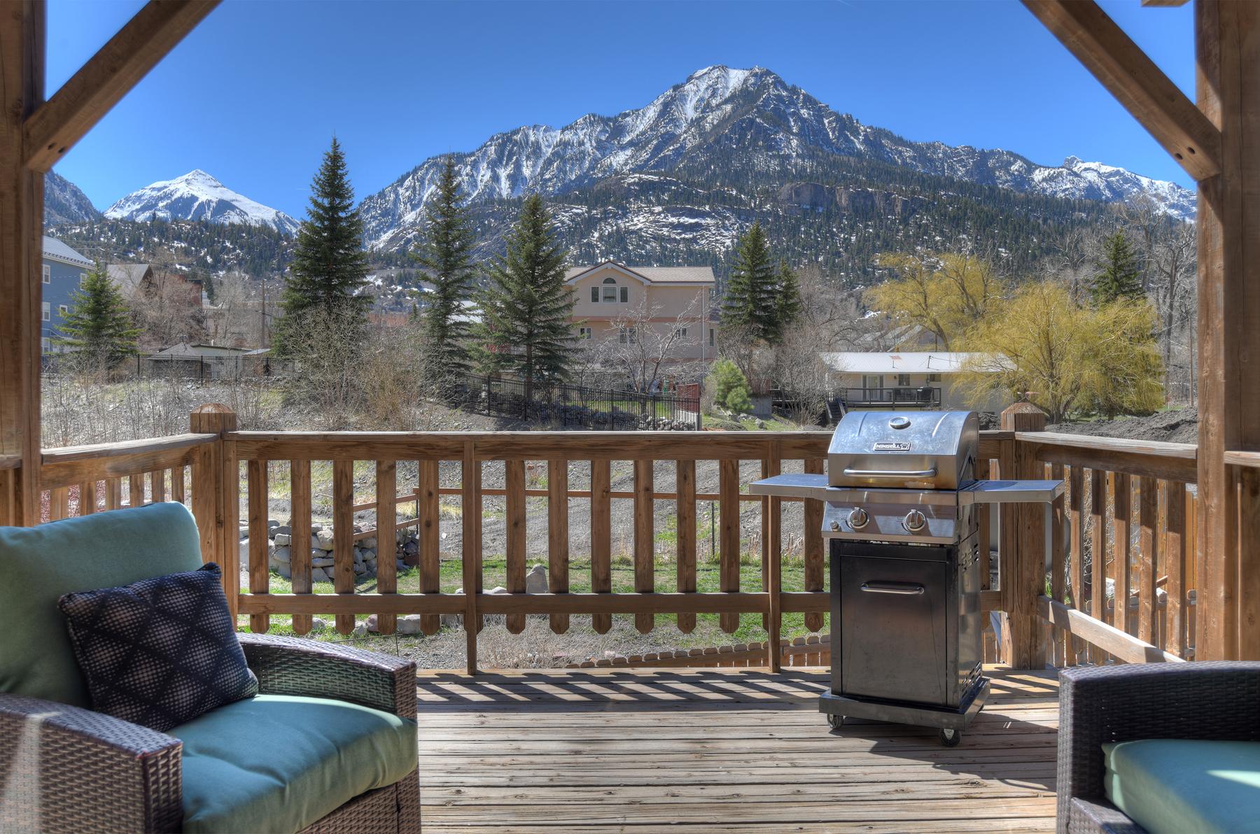 Deck Space with Grill!