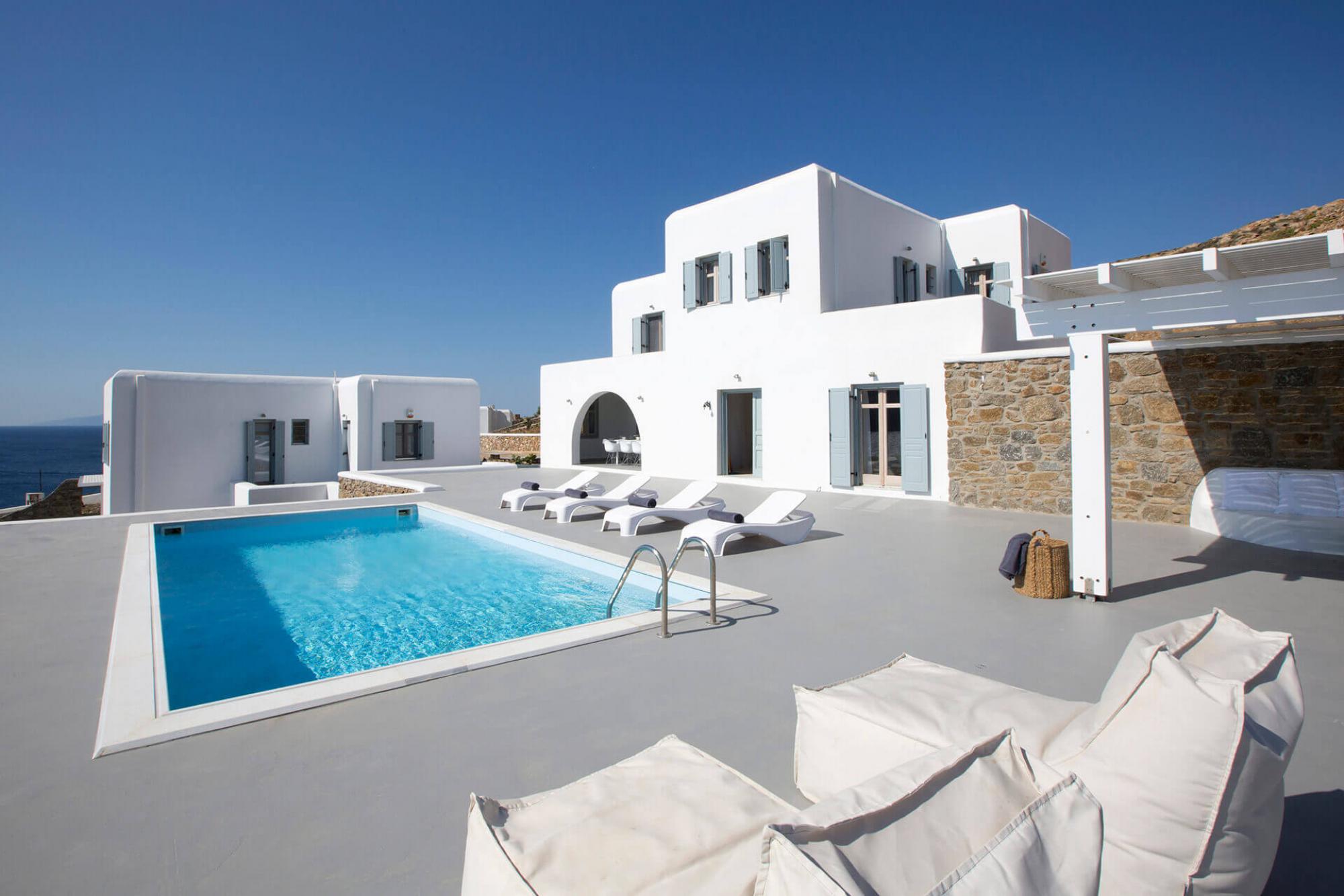 Property Image 2 - Spacious Minimalistic 4 Bedroom with infinite view of blue waters and breathtaking landscapes