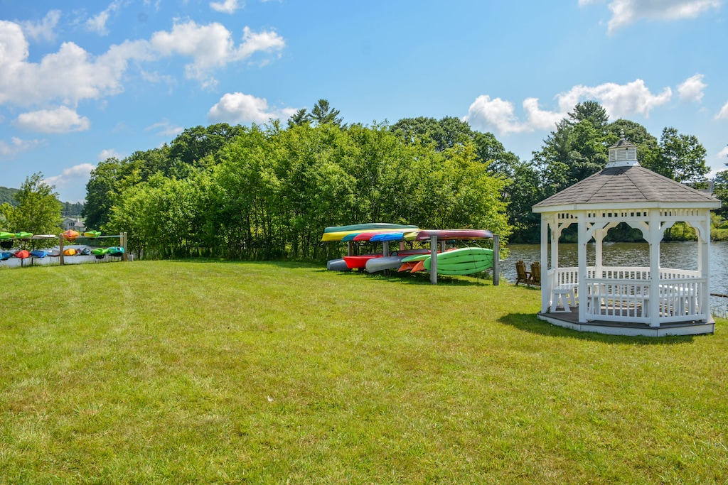 Community Lake Access. Kayaks and Canoes not for renter use