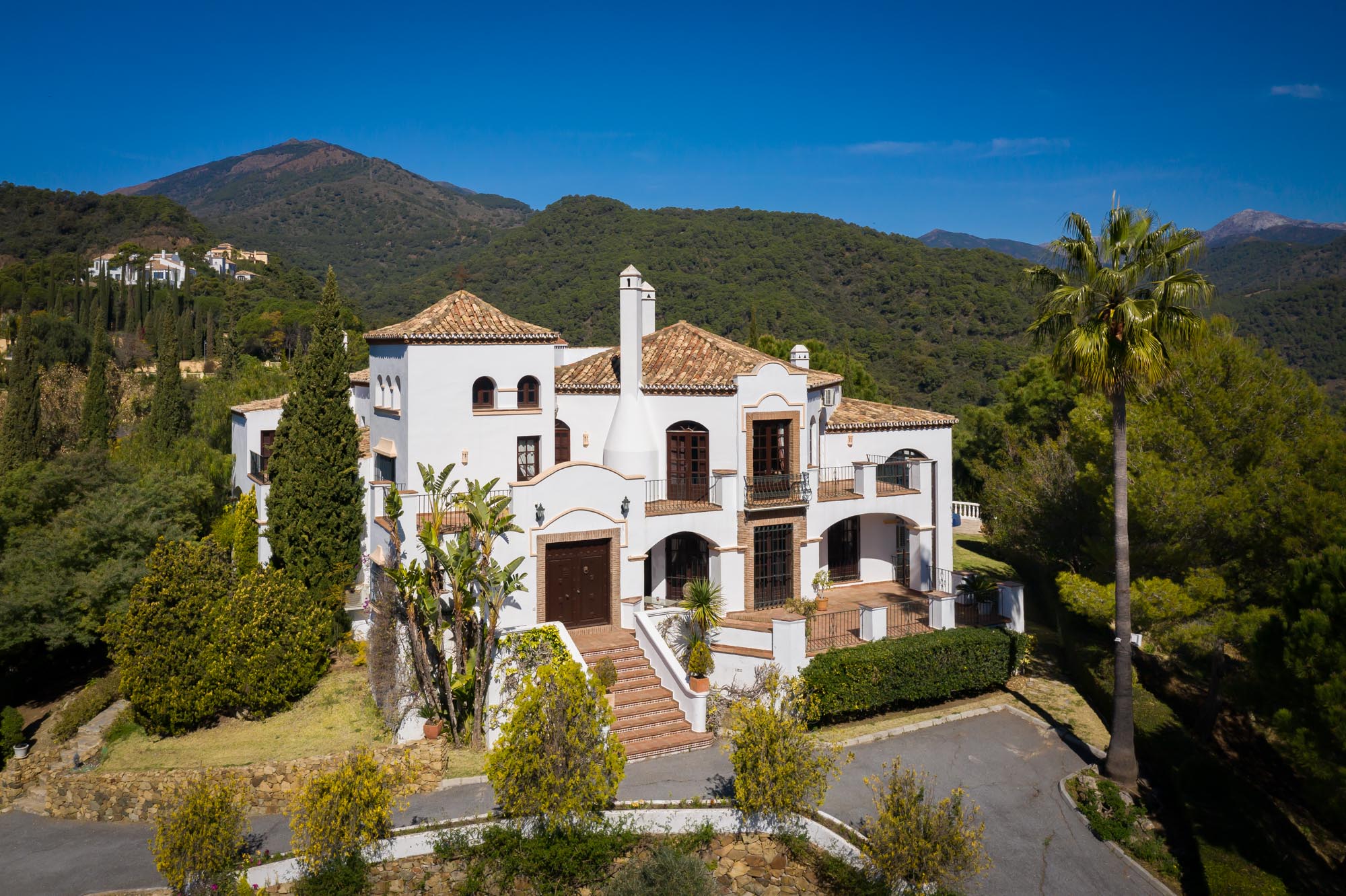 Property Image 2 - Andalucian style villa located in the rolling countryside of Benahavis