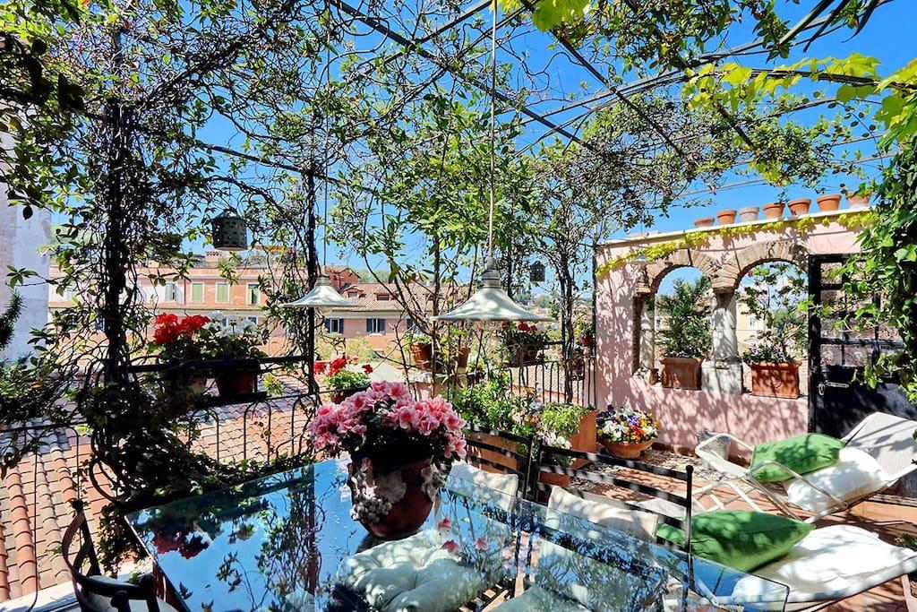 Property Image 1 - Cosy and Spacious Penthouse in Trastevere with Terrace