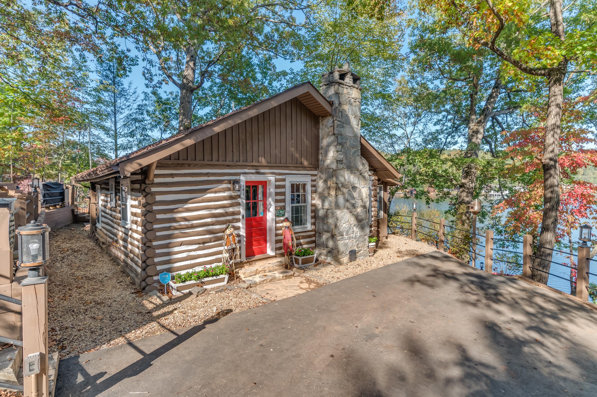 Historic Renovated Cabin with Private Lake Access