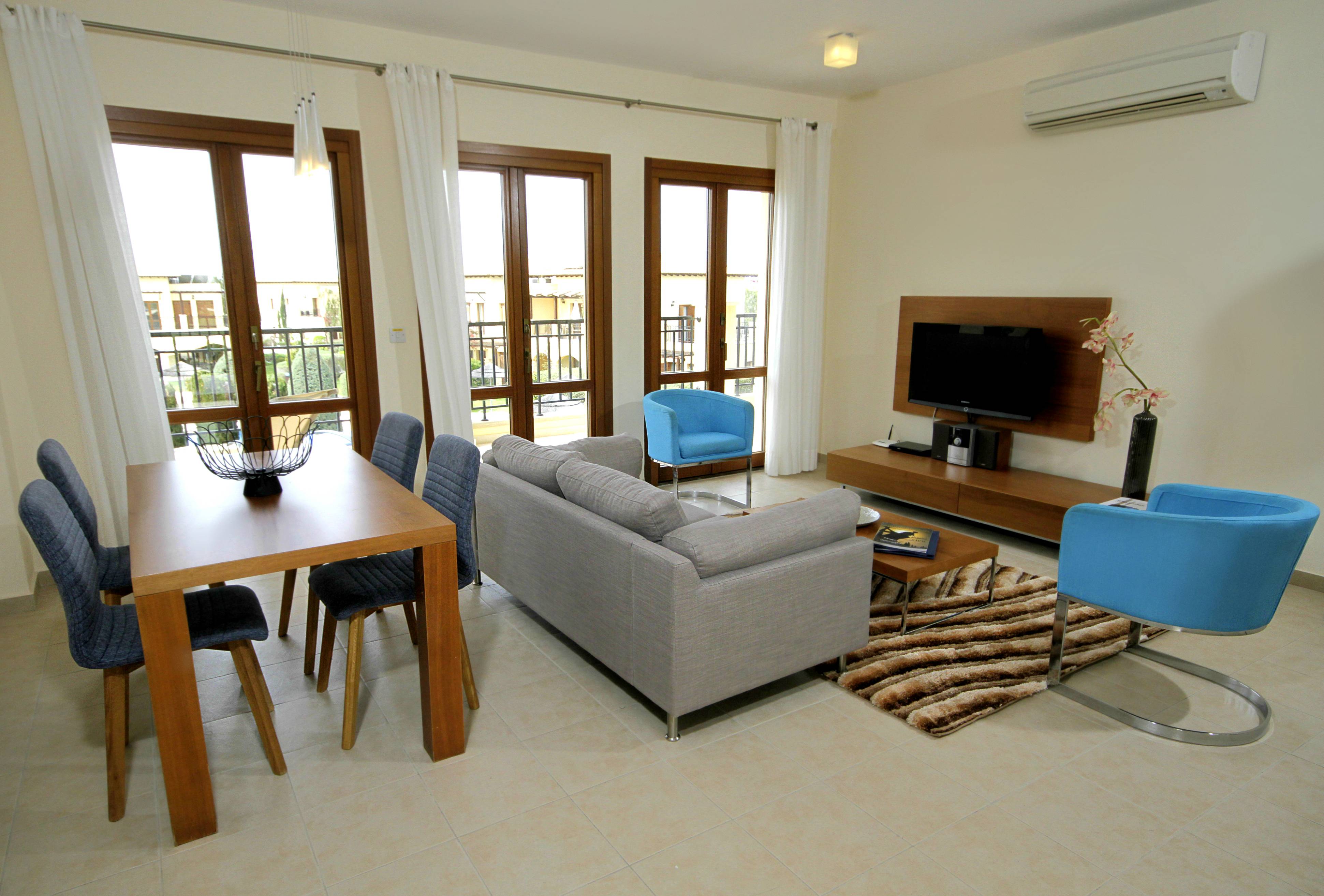 Property Image 1 - Modern 2 Bedroom Upper Floor Apartment with Pool view