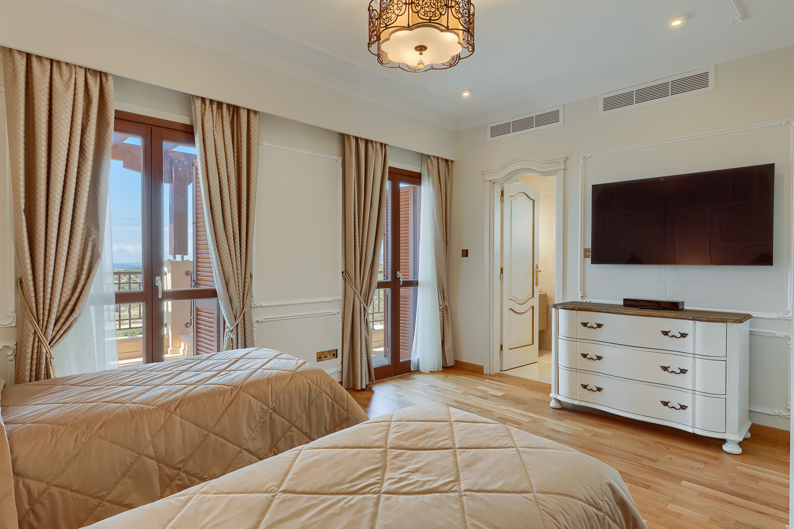 Opulent 4 Bedroom Villa with Pool and Sea View