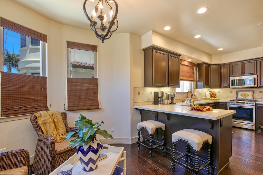 Kitchen is well stocked for cooking and entertaining. The kitchen has a drip coffee maker (cone shape filter) and Keurig. We suggest our guest bring their favorite cooking oil, seasoning, coffee and tea. 