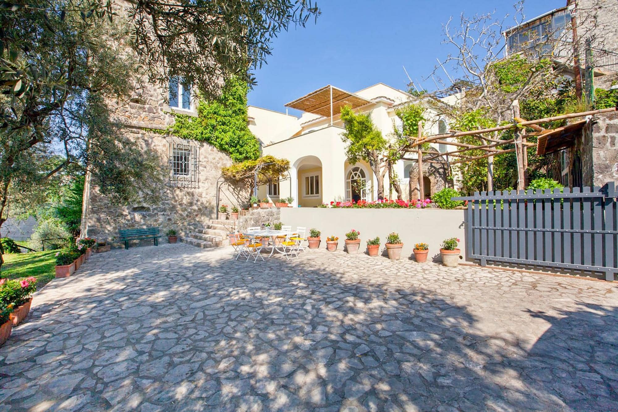 Property Image 2 - 17th Century Saracen Tower.Villa with Pool and Garden