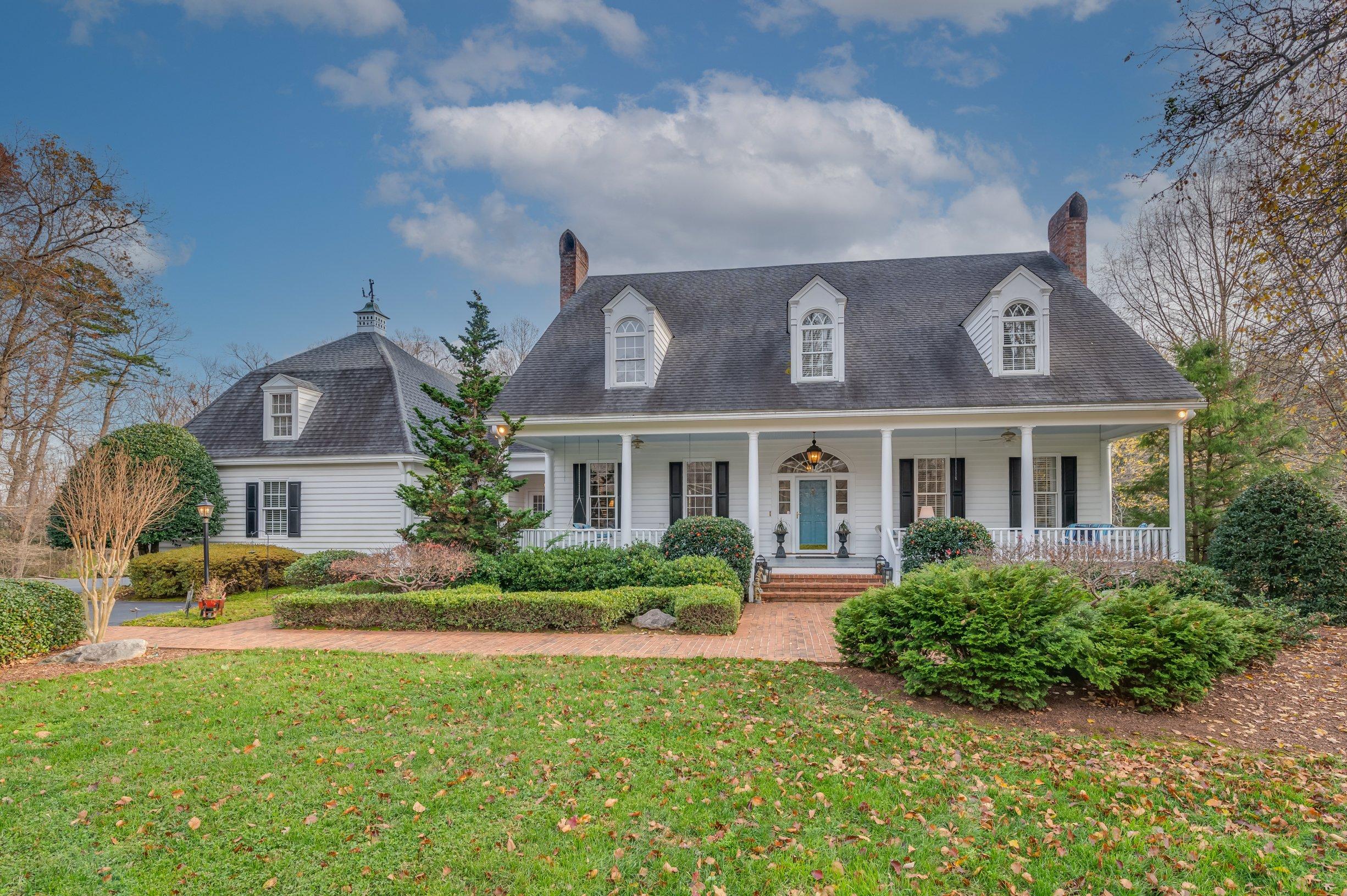 Gorgeous vacation home with a hot tub & swimming pool & privacy!