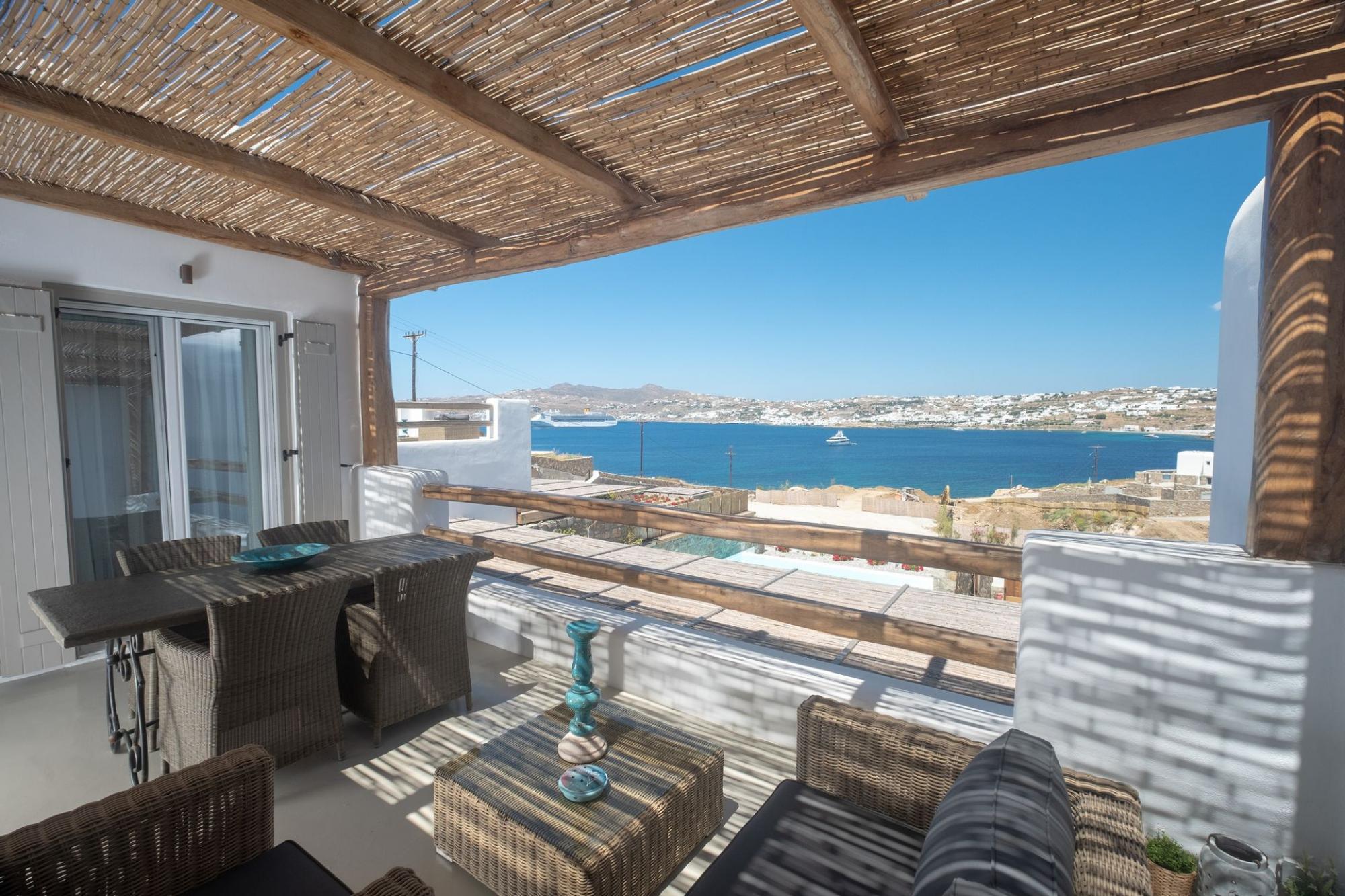 Property Image 1 - Relaxing Luxury 1 Bedroom Apartment with Beautiful Balcony Views Over Sea and Mykonos