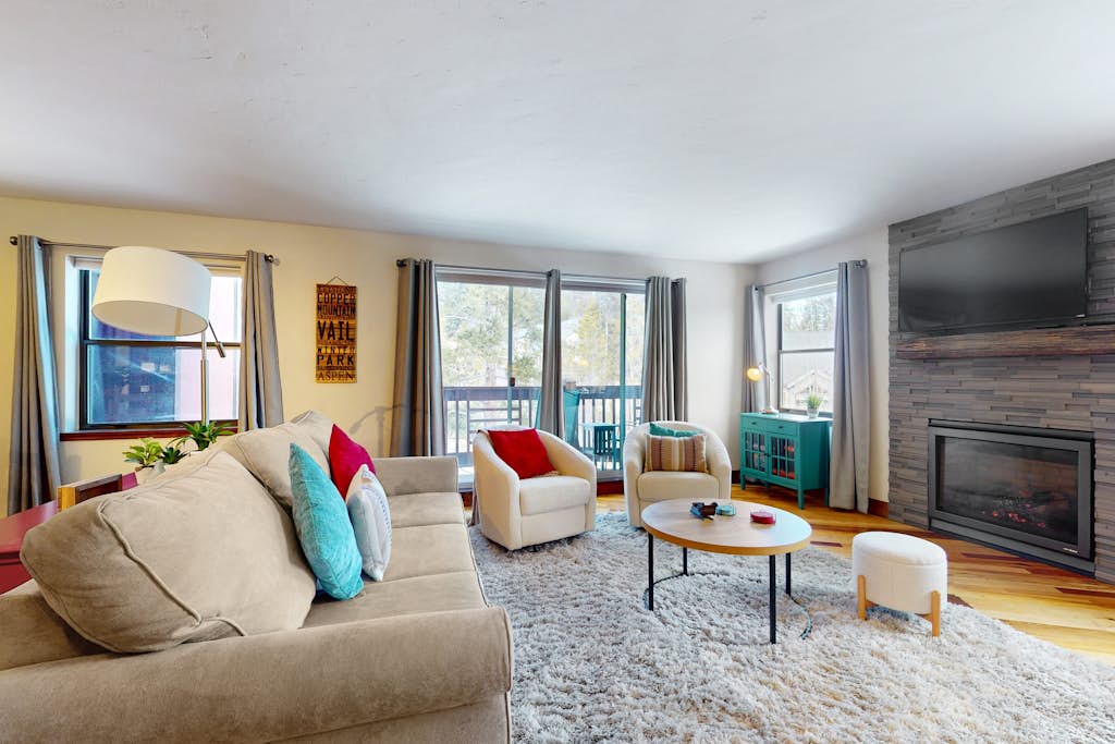 Ski-in/ski-out condo with pool, hot tub & sauna - balcony & fireplace