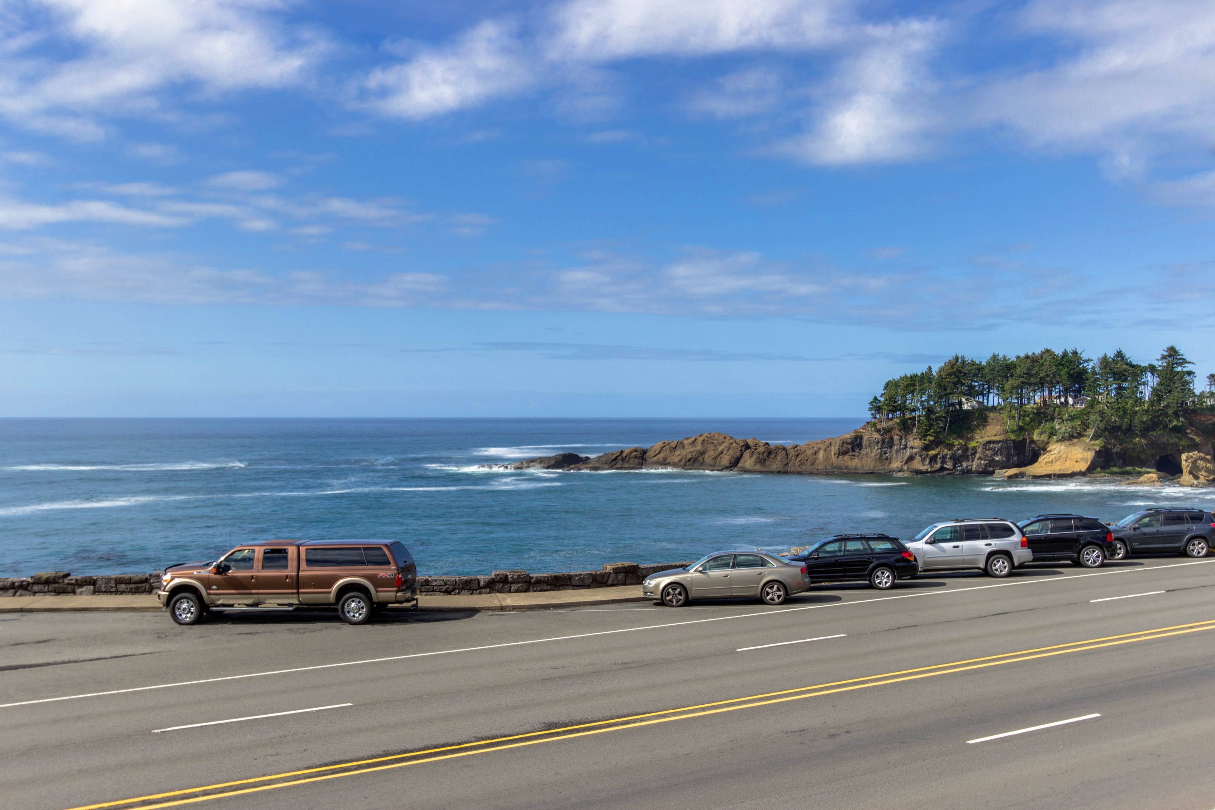 Comfortable ocean-view condo with easy access to downtown