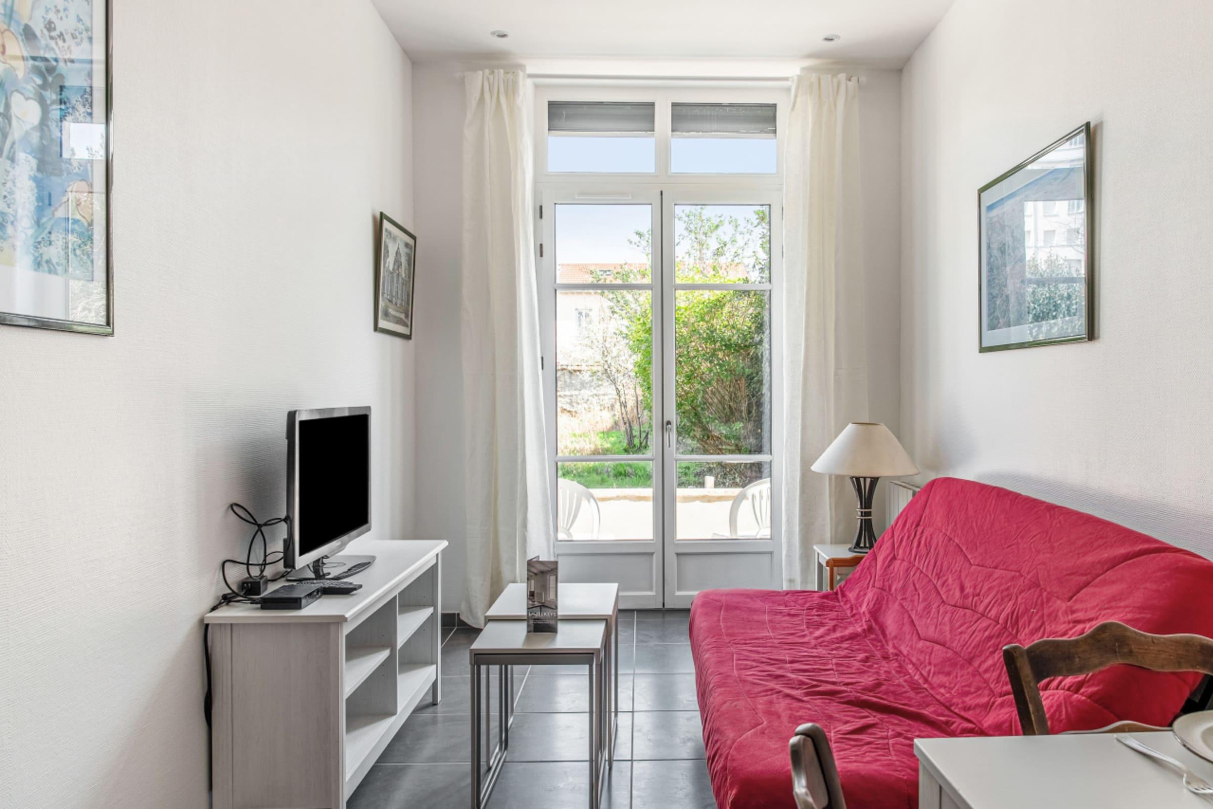 Property Image 1 - Cozy Apartment with Terrace close to Leon Berard Center