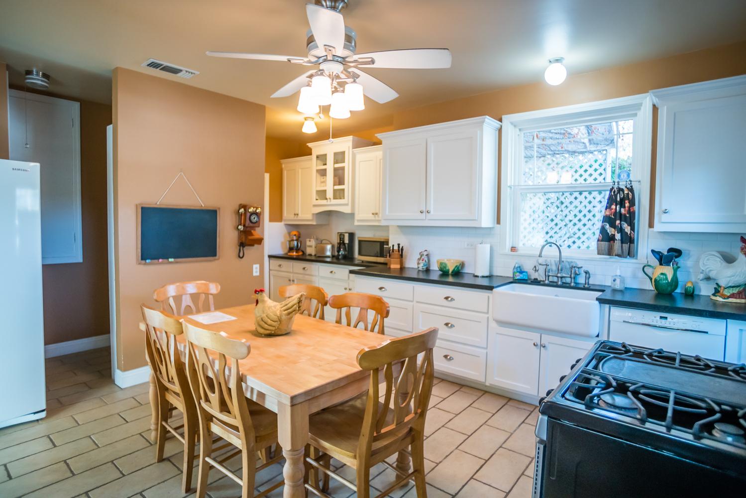 Dining table with 6 chairs in the kitchen