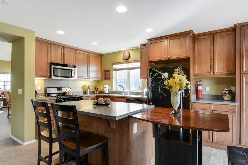 Lovely Full-Size Kitchen with Island