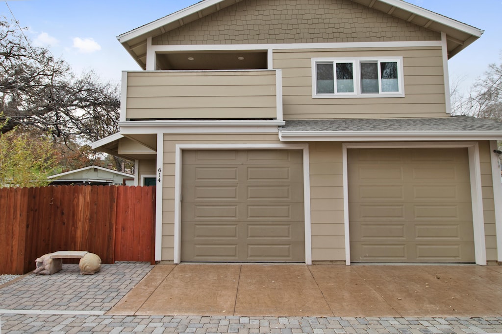 Very little traffic in the Alley, keeps it quiet for your stay. 