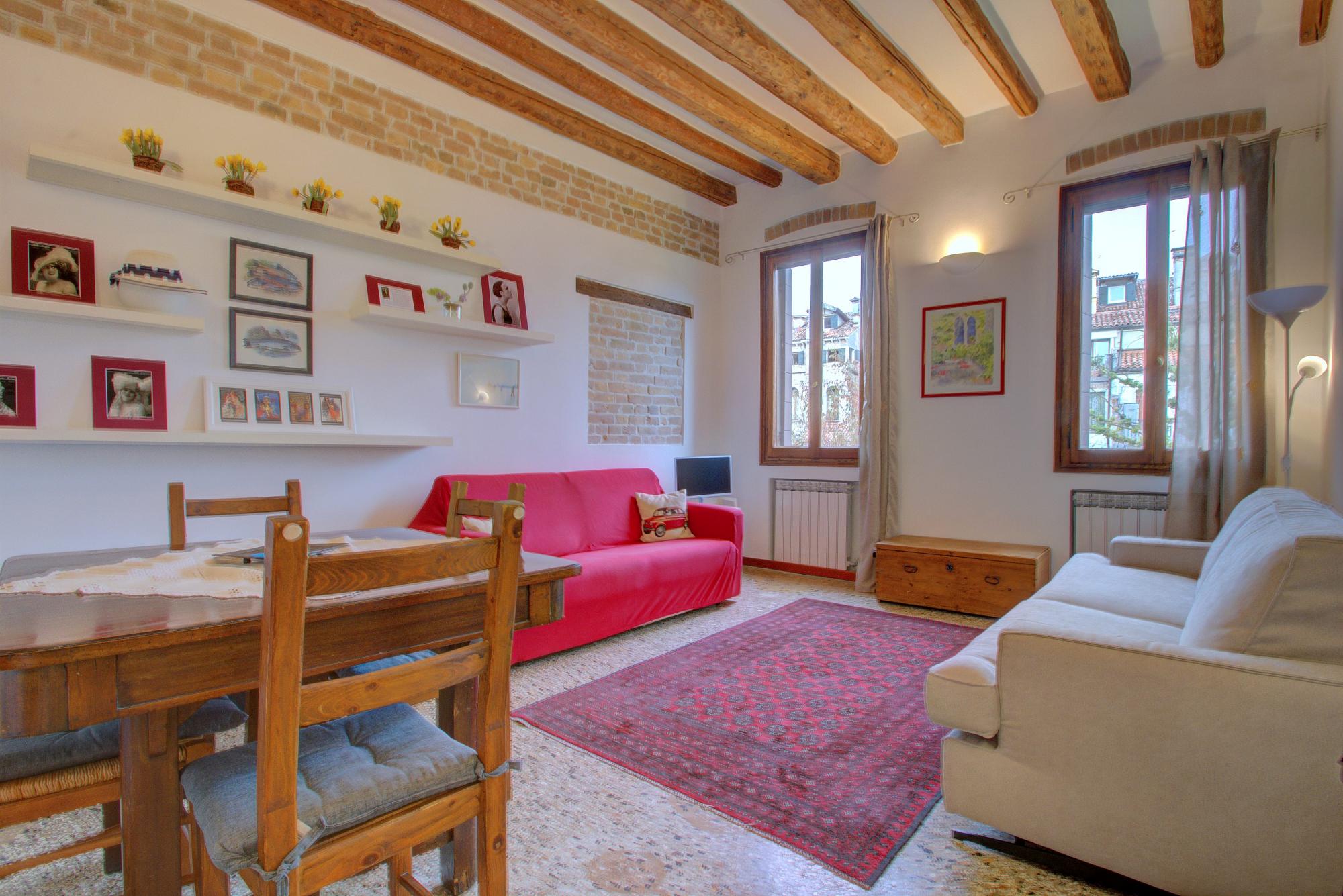 Property Image 1 - Charming 1 Bedroom Apartment with Garden Views in Venice