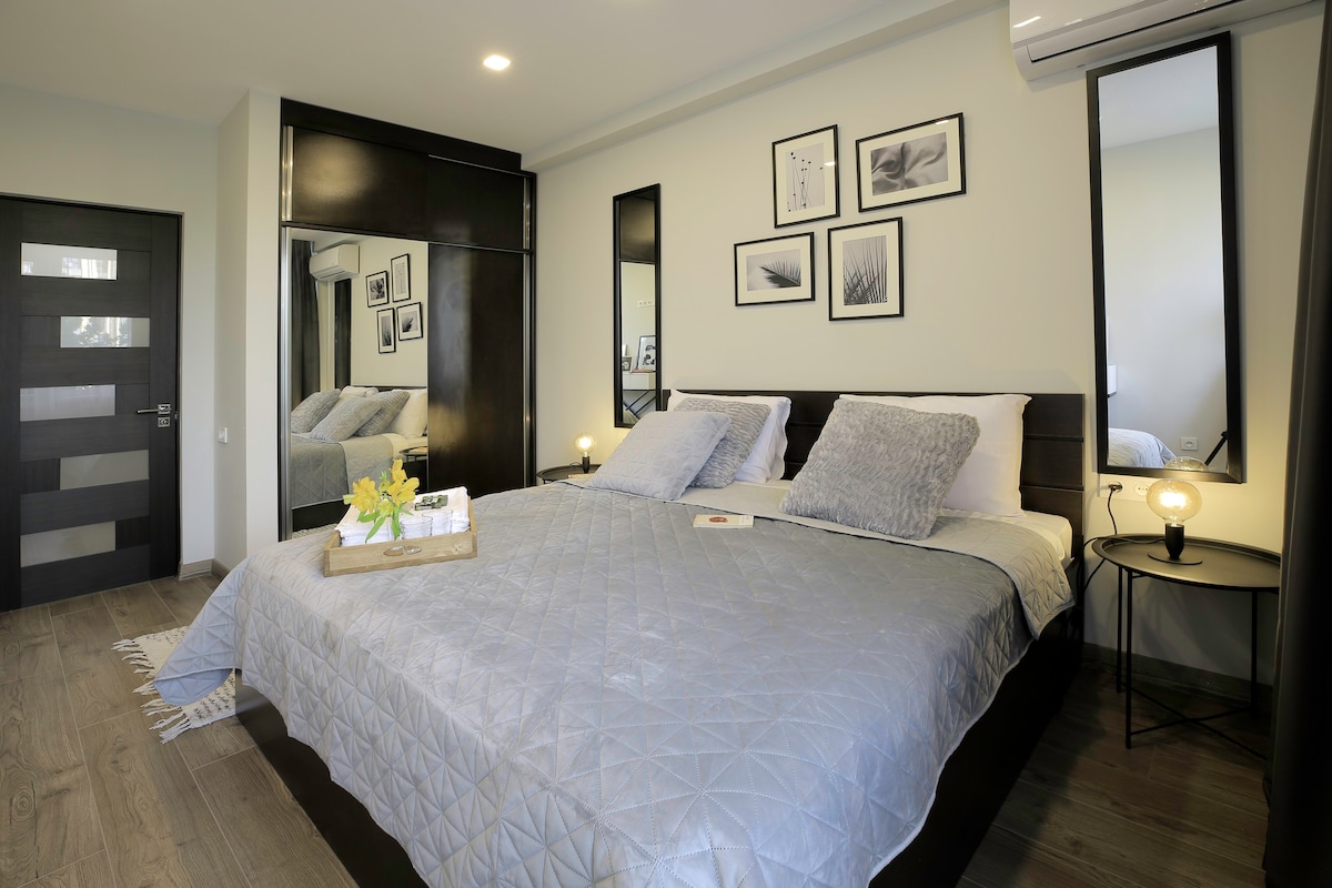 Master bedroom - cozy space with queen bed, AC and large comfortable wardrobe.