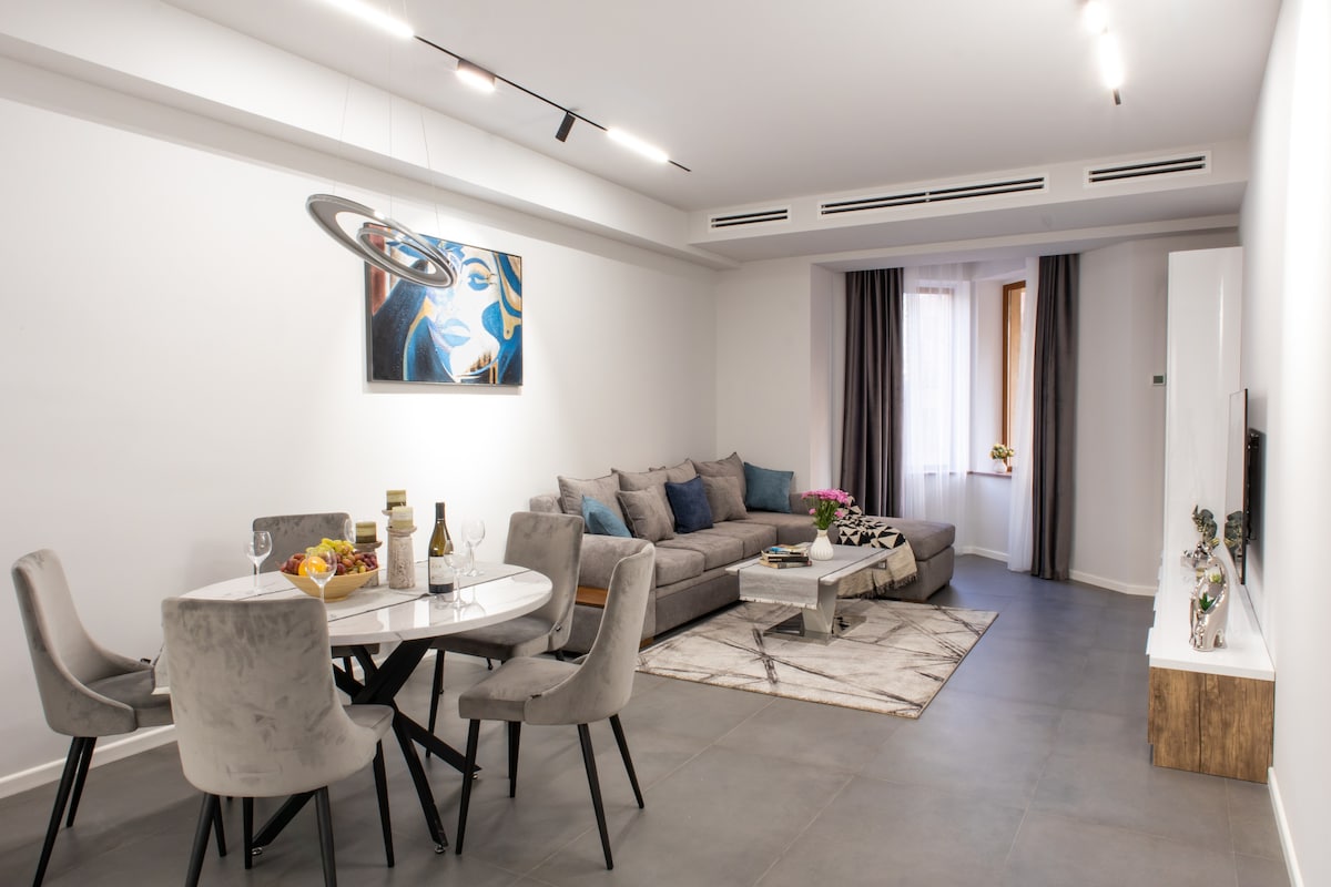 Property Image 1 - saryan · Contemporary Light Flat With Spacious Living Space