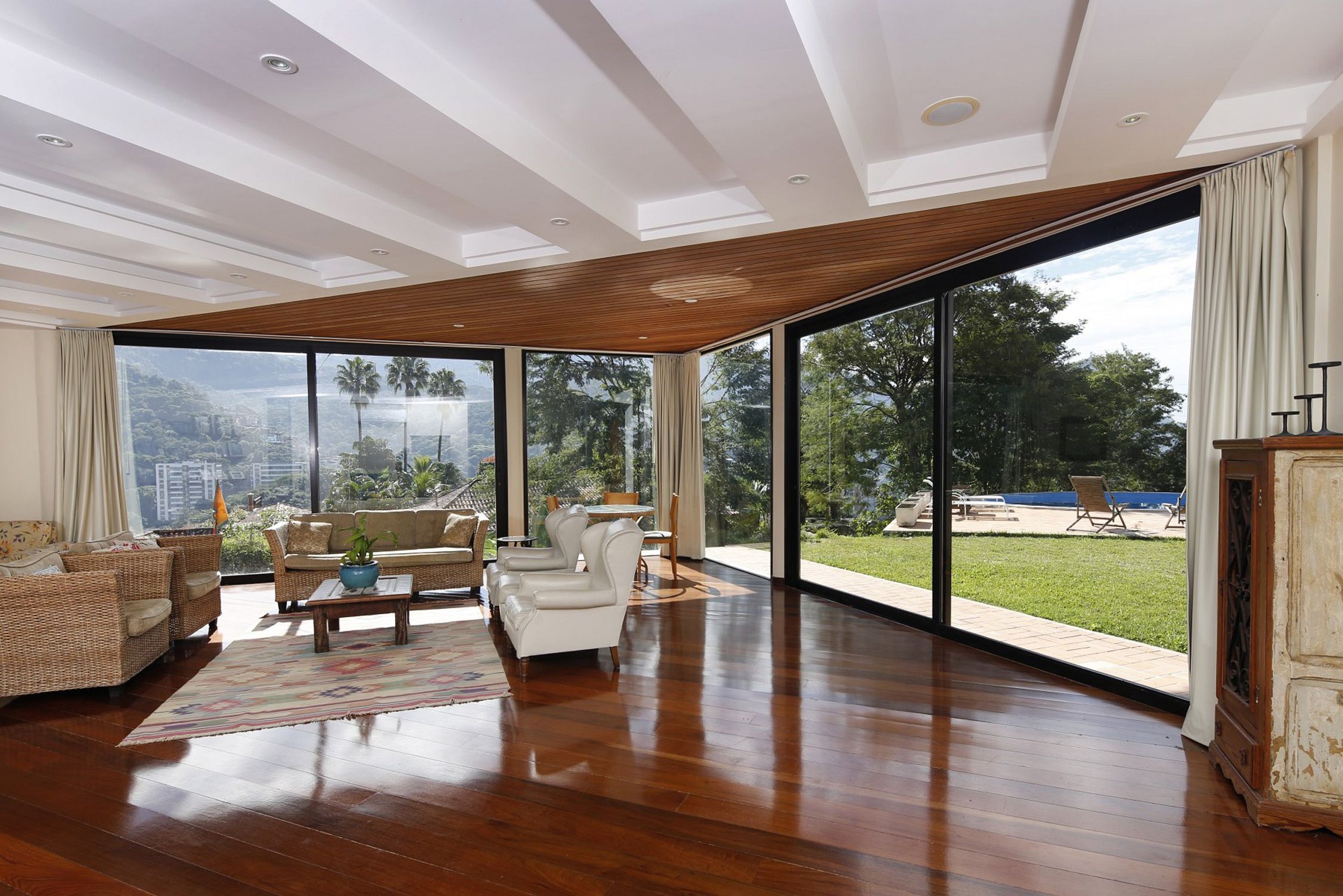 Property Image 2 - Large villa with great open views over Rio de Janeiro