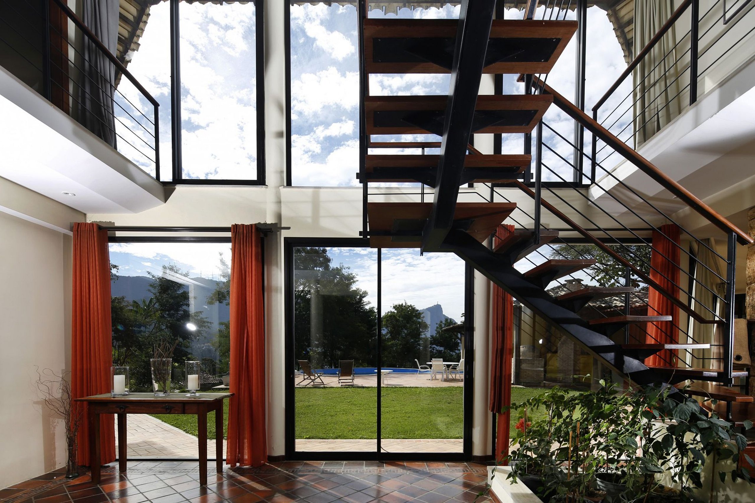 Property Image 1 - Large villa with great open views over Rio de Janeiro