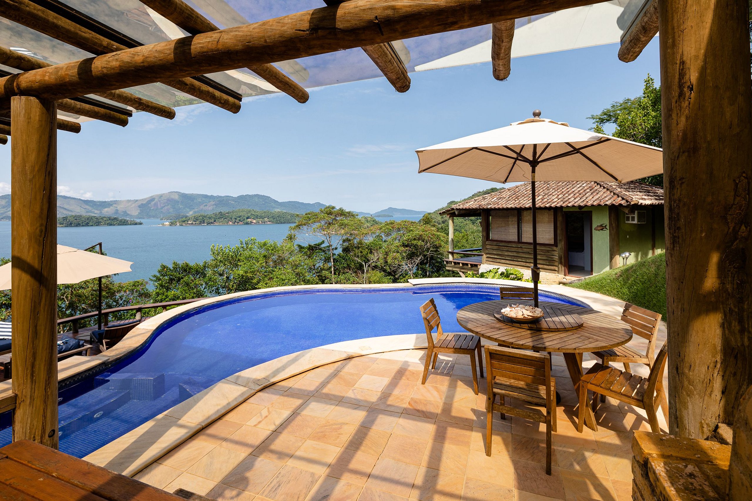 Property Image 1 - Majestic six bedroom house with wide views in Angra