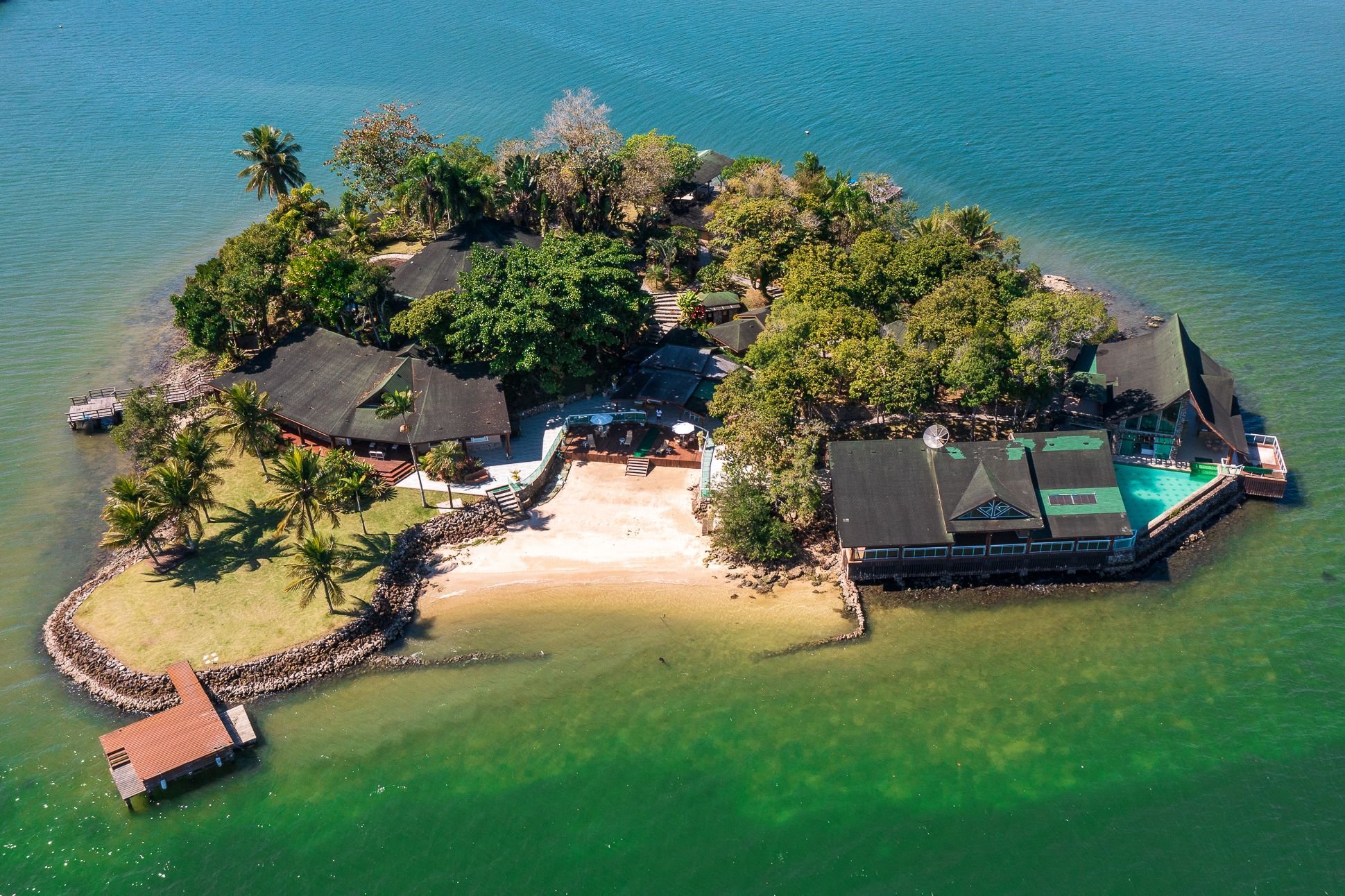 Property Image 2 - Splendid island with 9 suites in the heart of Angra dos Reis