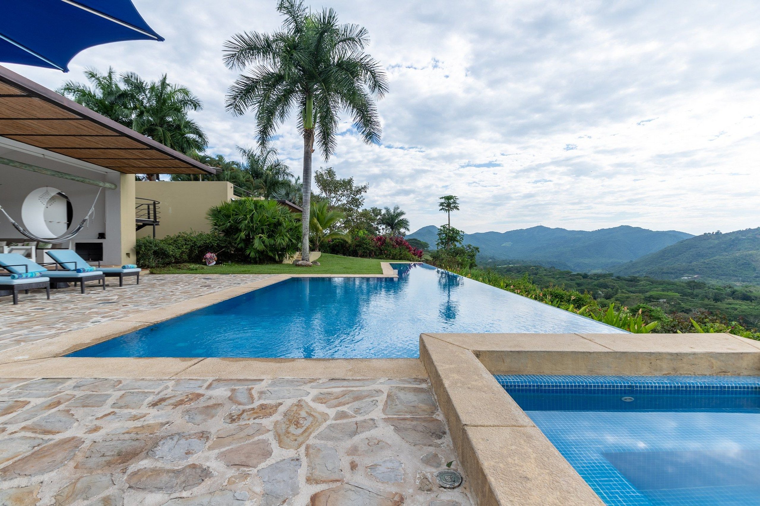 Property Image 2 - Marvellous Villa with Infinity Pool Overlooking Nature
