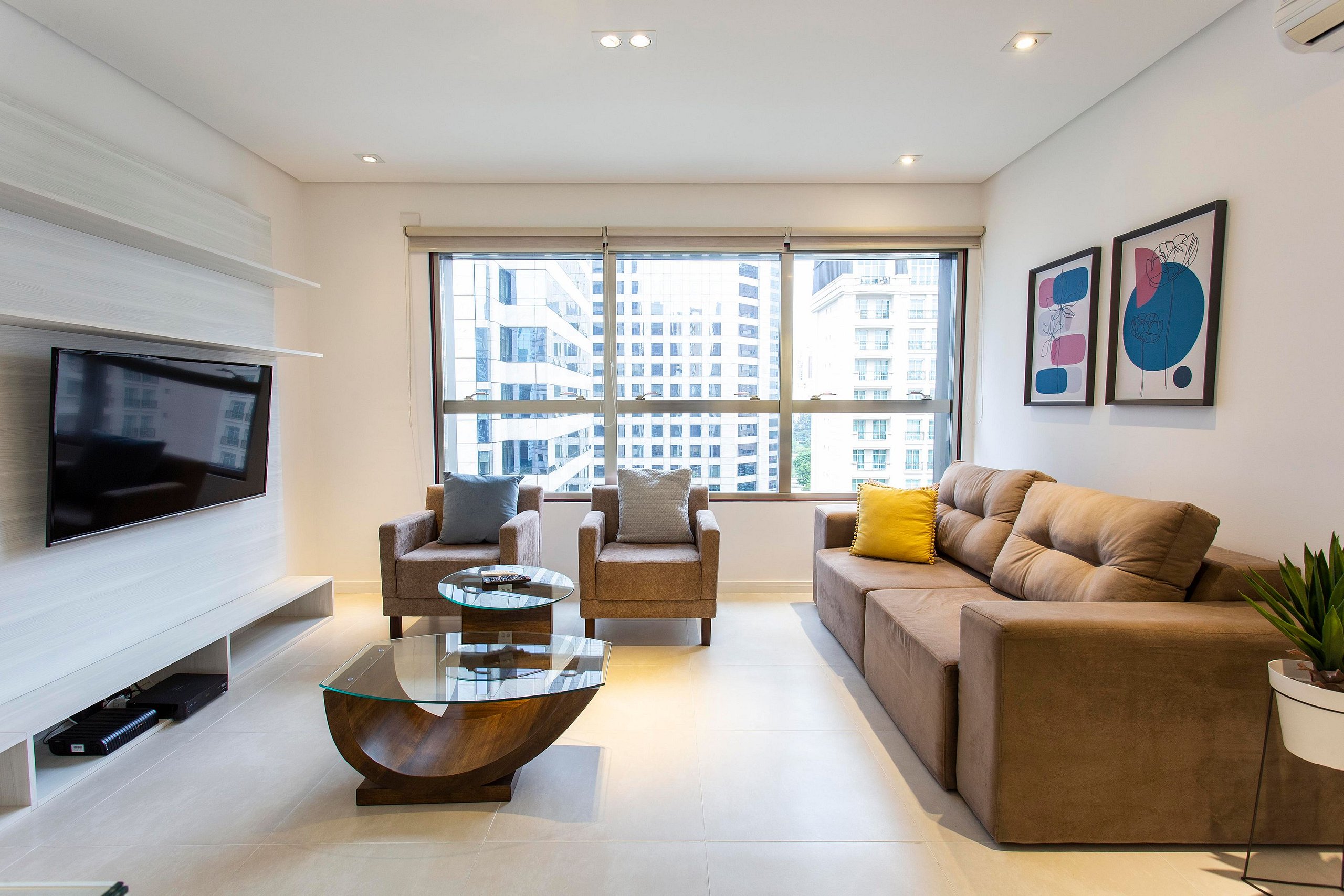 Property Image 1 - Bright and Elegant Apartment in Brooklin
