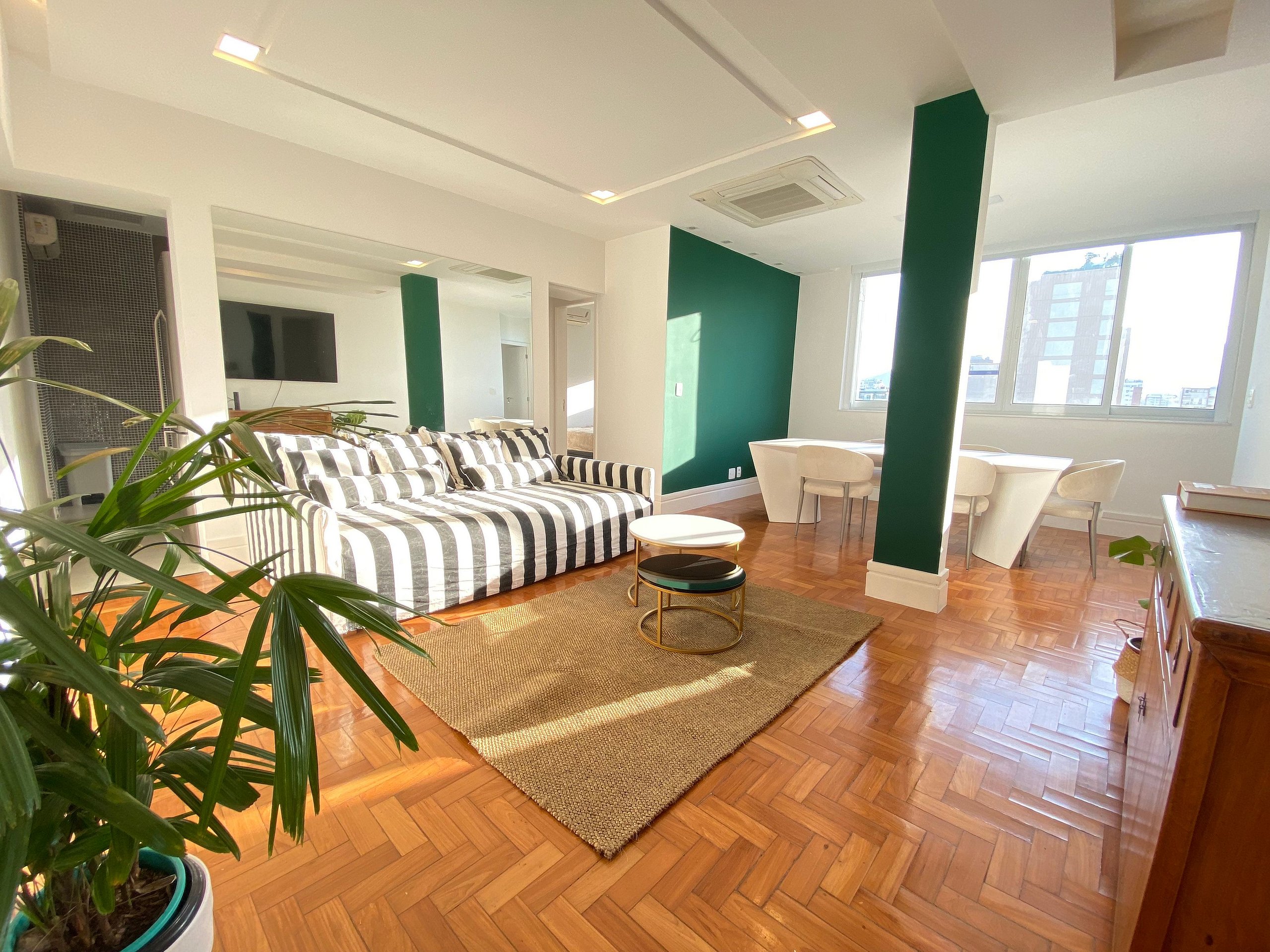 Property Image 1 - Renovated apartment near Ipanema beach with 89m2