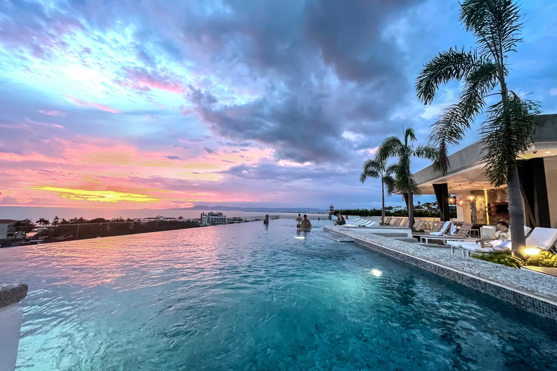 Property Image 1 - Luxury CosmoChic! Avida! Stunning Rooftop Pool!