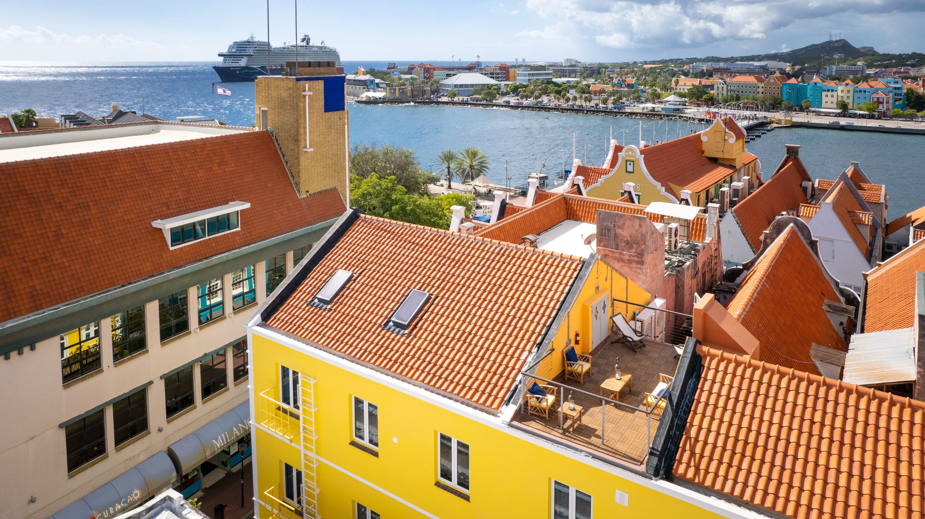 Property Image 2 - Renovated Monumental Penthouse with Jakuzzi in the Middle of Willemstad