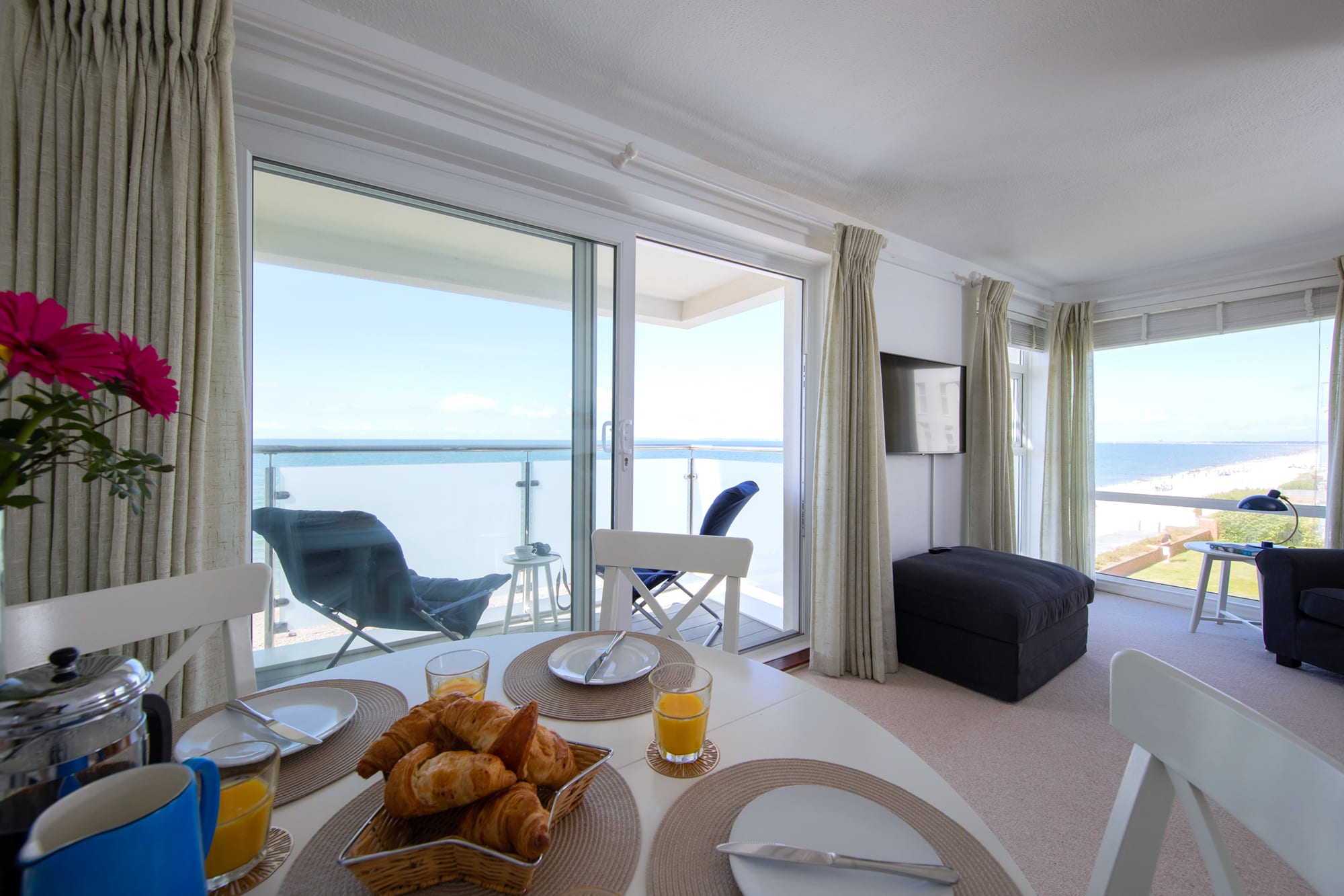 Property Image 1 - High-End Beachfront Getaway / Sea View / King Bed