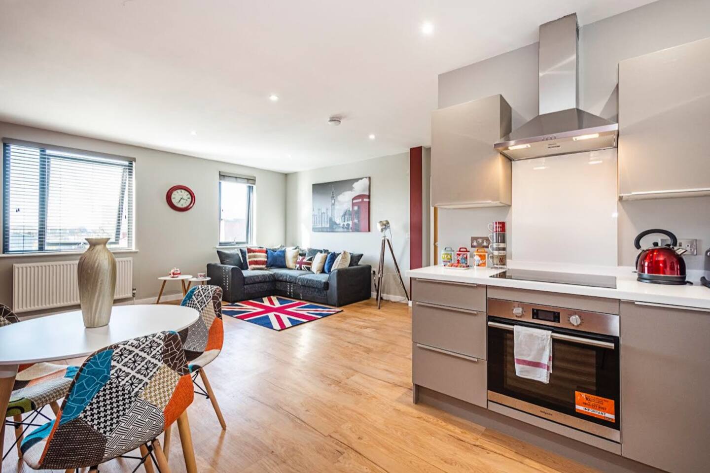 Property Image 1 - Spacious and Immaculate London-themed home with balcony for you!