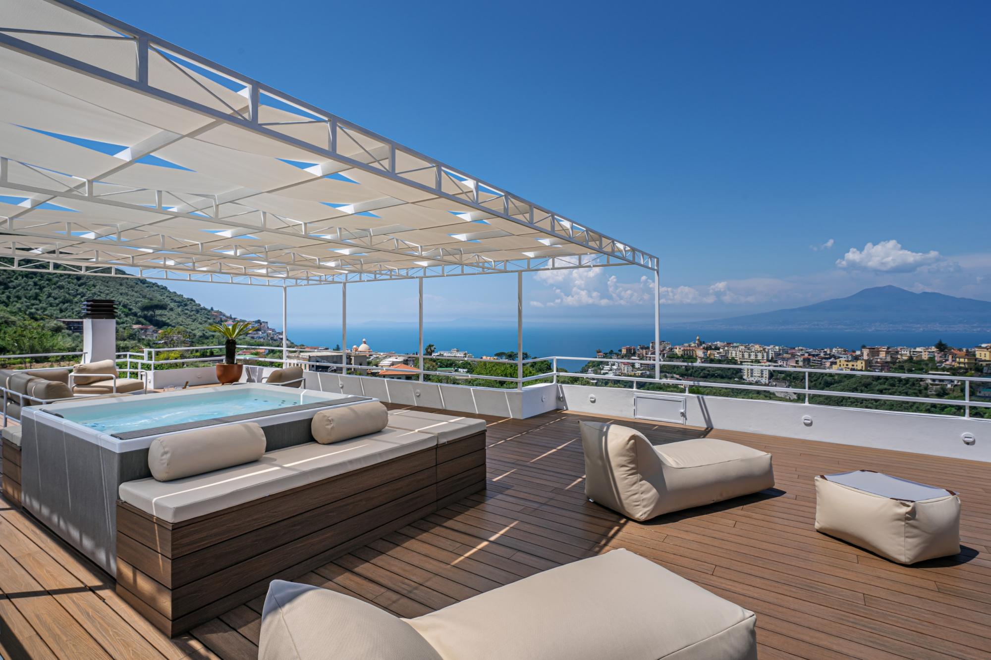 Property Image 2 - Grand Villa with a Stunning Gulf of Naples View