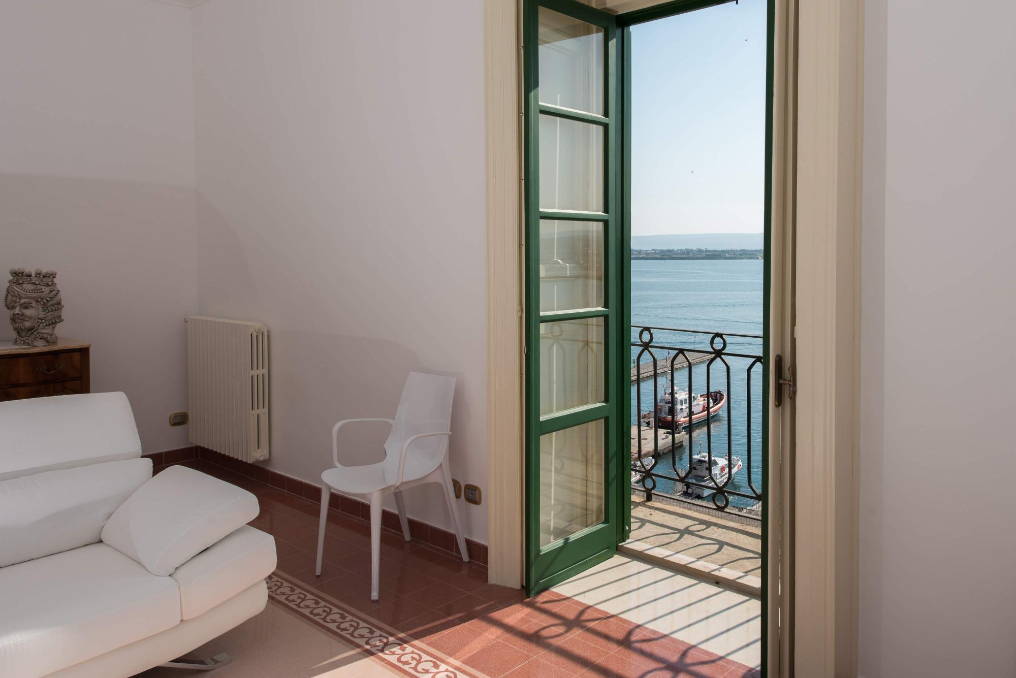 Property Image 2 - Duomo sea side Deluxe Apartment