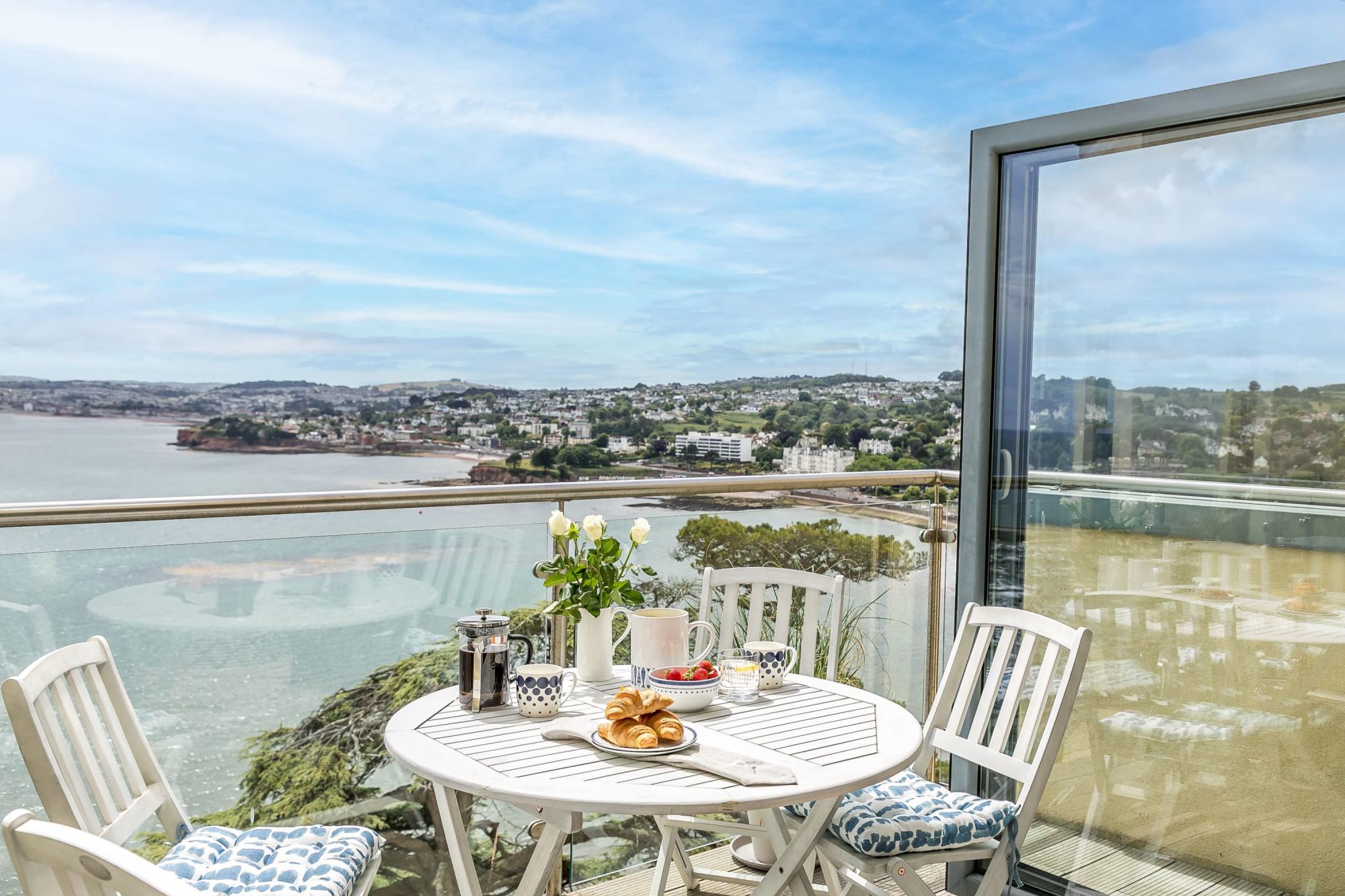 Property Image 1 - A7 Masts - Striking beachside apartment with beautiful sea views  private balcony and secure parking