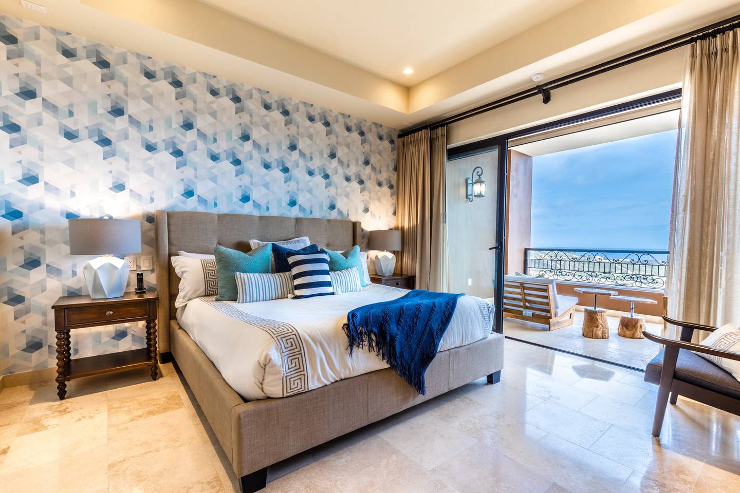 Property Image 1 - Luxury Condo with Majestic Ocean Views and Acces to Beachclub