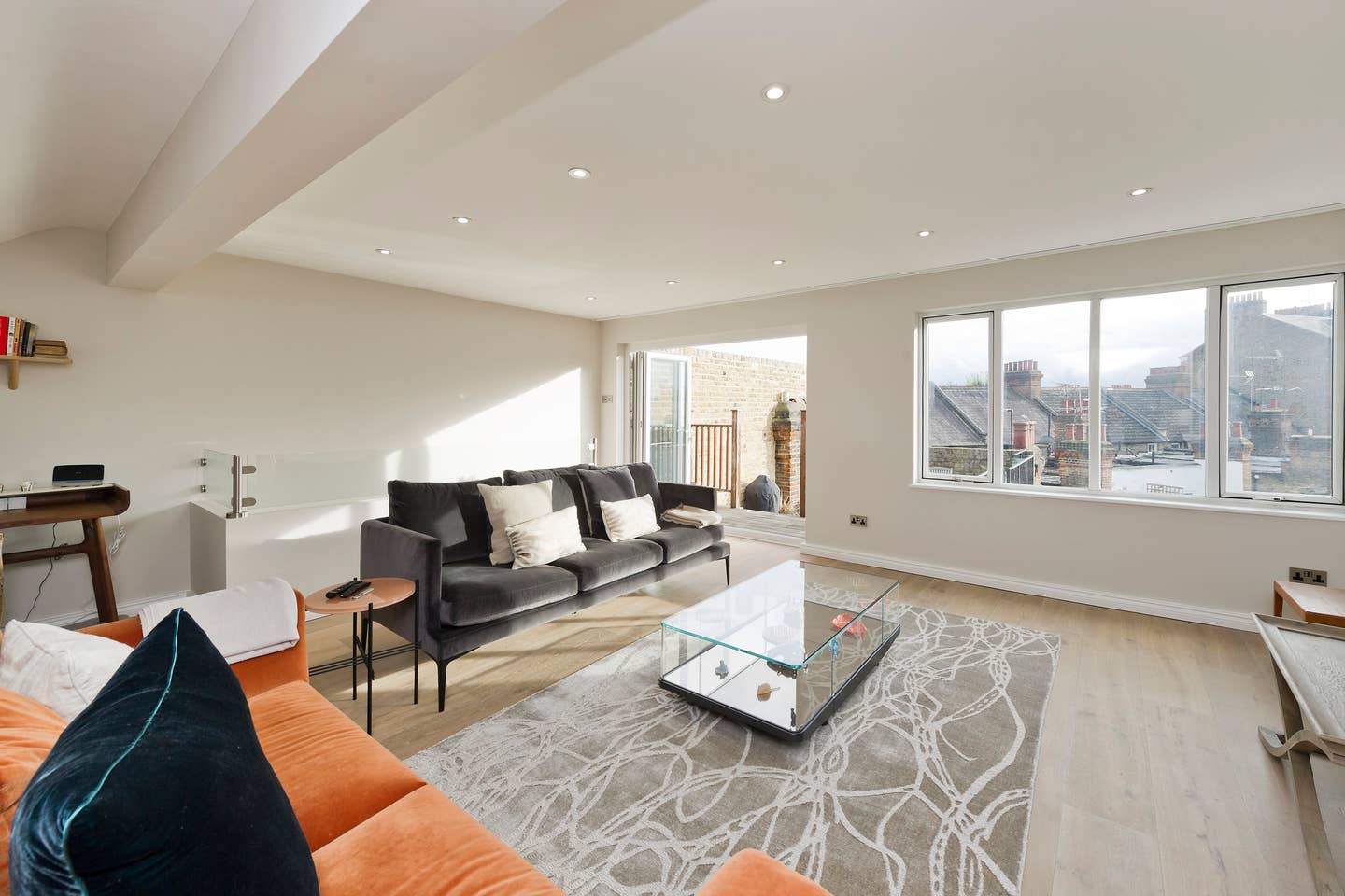 Property Image 1 - Beautiful Spacious One Bedroom in Battersea Park with Roof Terrace