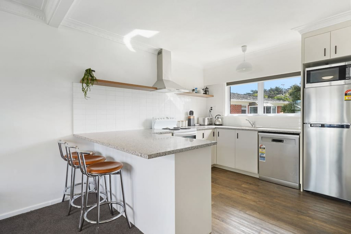 Property Image 2 - Renovated Two Bedroom Apartment with Free Parking and Walking Distance to Lake Pupuke