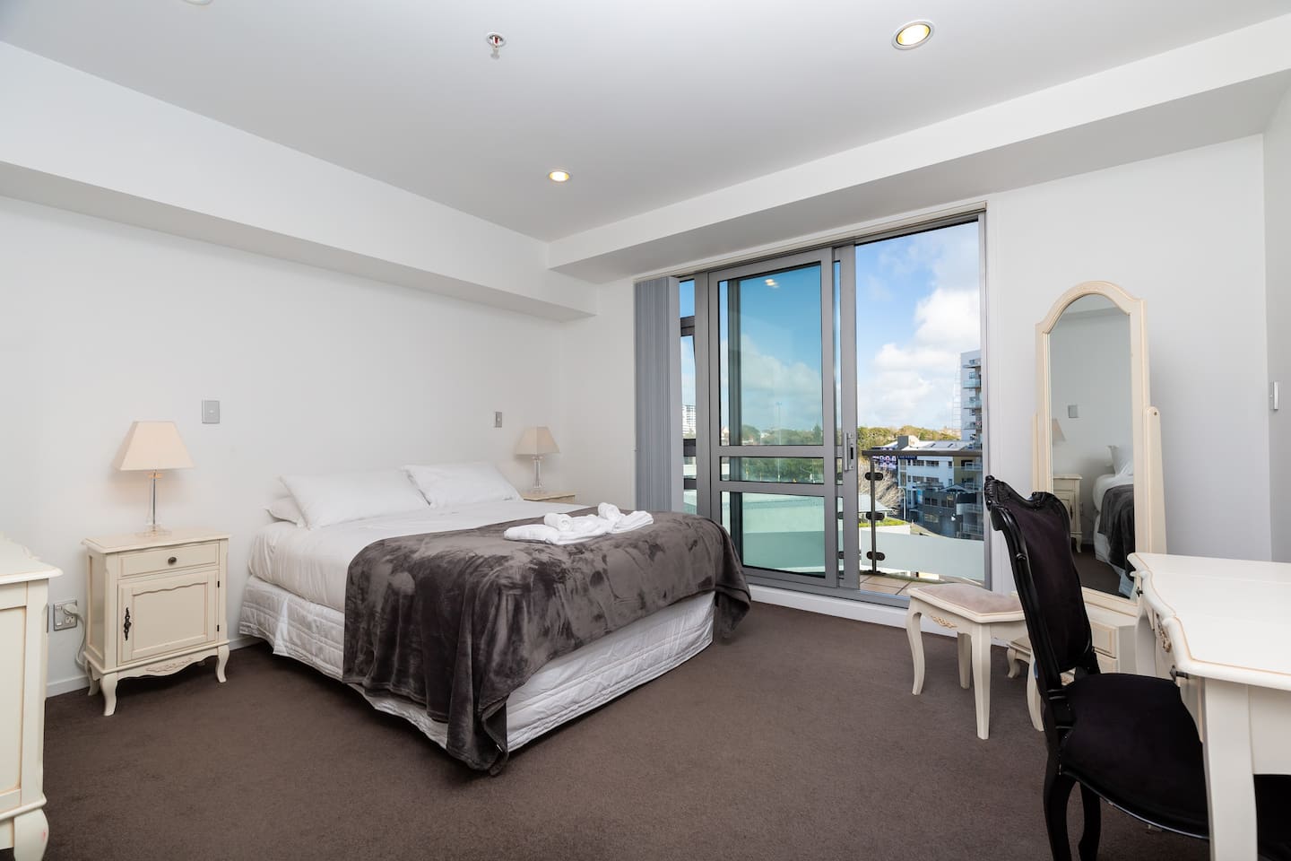 Property Image 1 - Spacious Home with Balcony  and Free Carpark in the Heart of Auckland