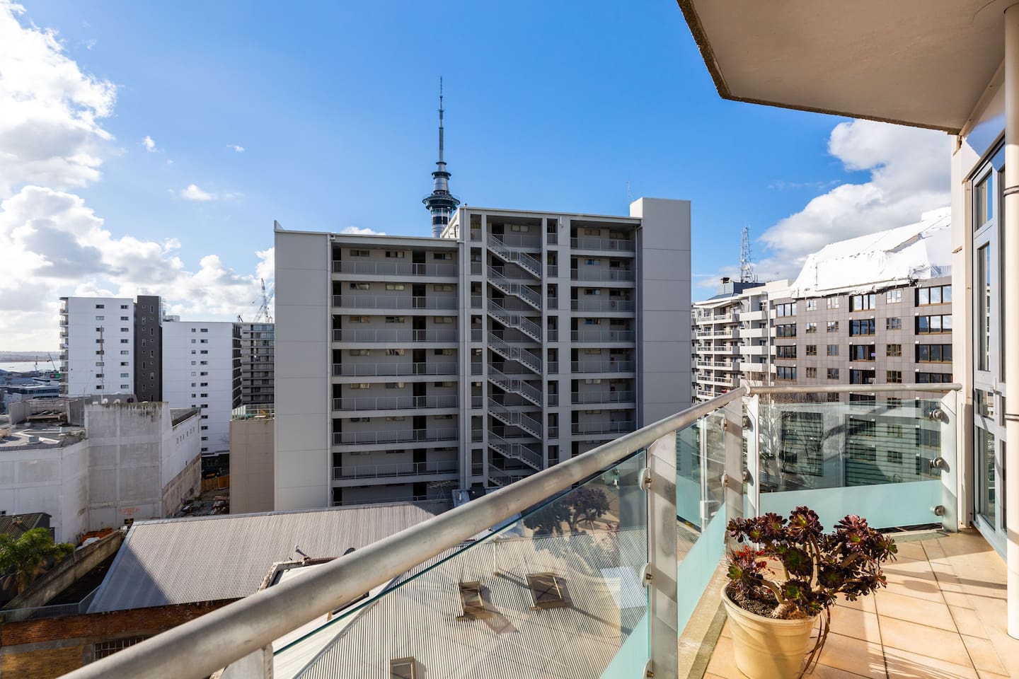 Property Image 2 - Spacious Home with Balcony  and Free Carpark in the Heart of Auckland