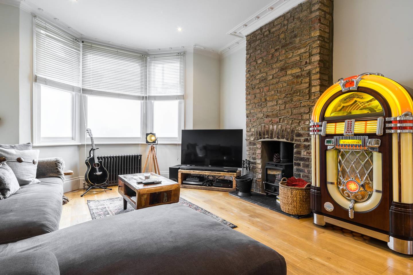 Property Image 1 - Contemporary Apartment with Patio & Juke Box; in Shepherd’s Bush