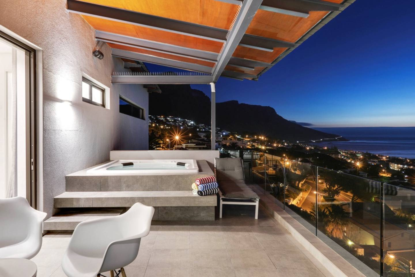 Property Image 2 - Gorgeous Camps Bay Villa with Private Pool and Jacuzzi (Skyline Views)
