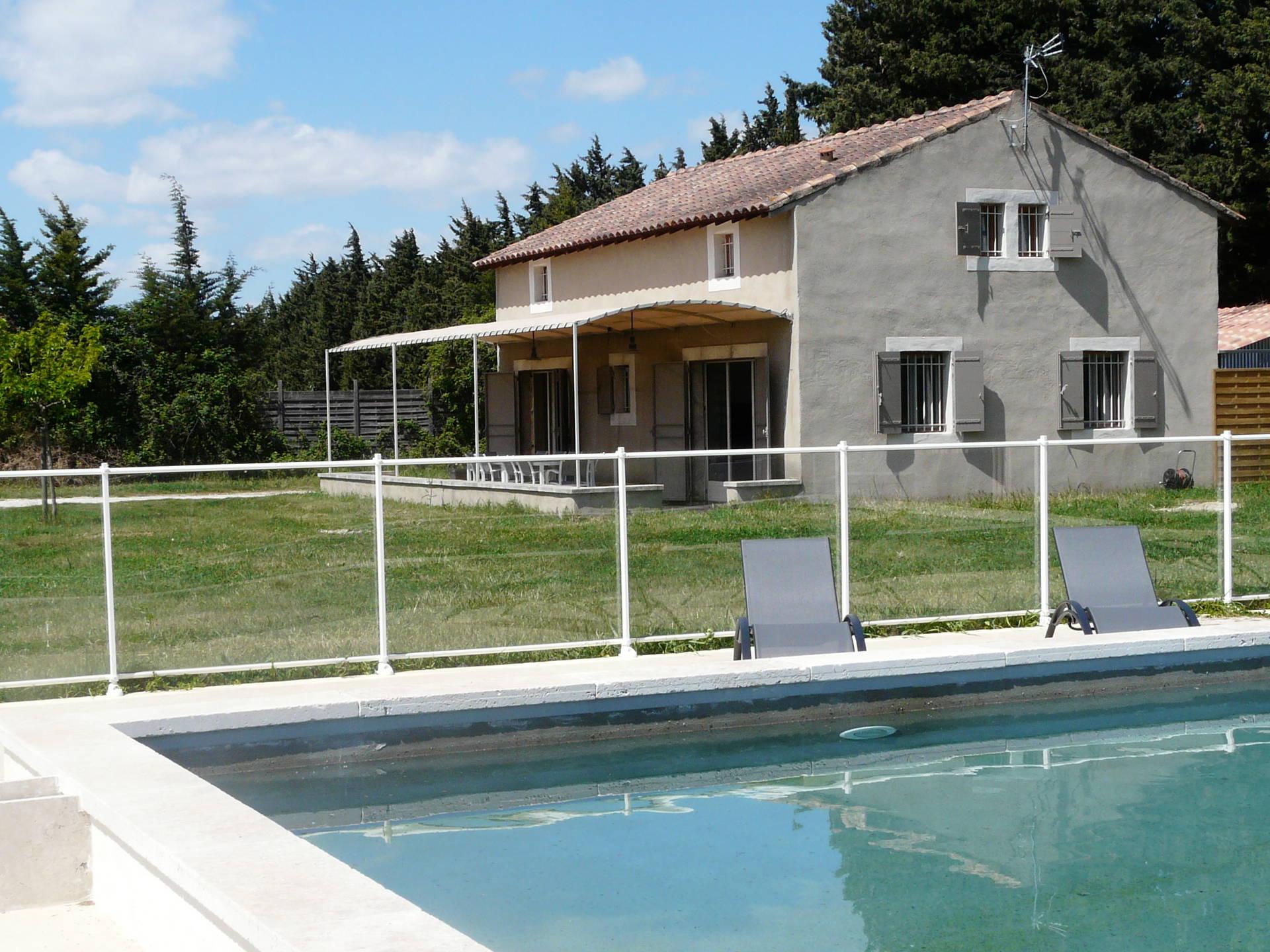 Air-conditioned family house with fenced pool in Fontvieille in the Alpilles, sleeps 8