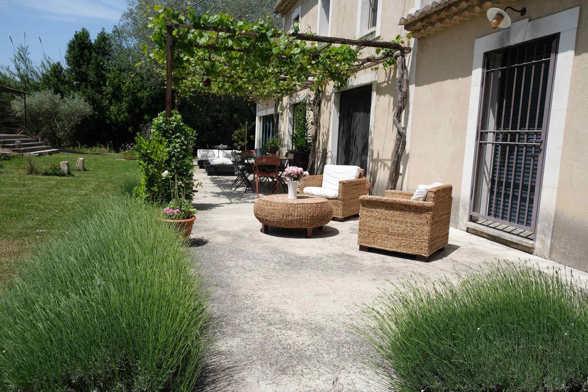 Very pretty villa with heated pool in the countryside of Saint Rémy de Provence  - 8 people.